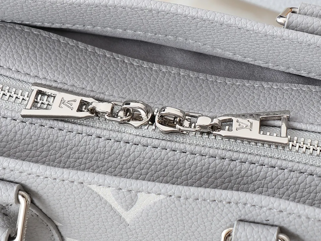 💰240💰Upgraded from the original M14213 M14236 M46653 This OnTheGo East West handbag is from the LV Milky Way series. It renders the iconic Monogram Empreinte leather in seasonal colors, complementing the shiny metal parts and detachable woven chain. The inner and outer compartments can store daily necessities in an orderly manner, and the compact size makes it easy to carry in a variety of ways. Dimensions: 25.0 x 13.0 x 10.0 cm (length x height x width)