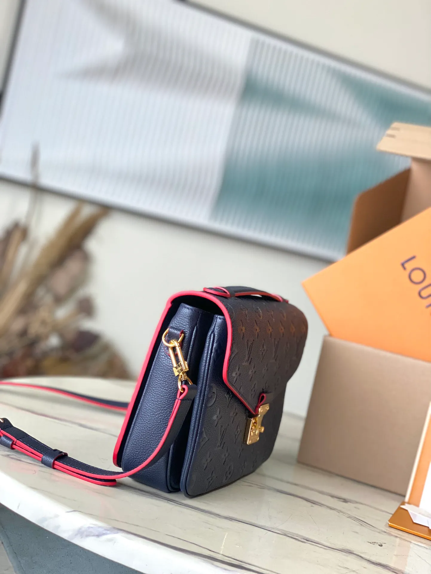 💰1040 (top layer leather) top original order M44071 supports counter inspection. The photo taken of duty-free goods is consistent with the product without opening the packaging. This product is an exclusive duty-free product in the market and is the highest-end product. Inspection is supported. This product has passed strict inspection and is flawless. Please wear gloves when touching the product. This product is not returnable or exchangeable. Please confirm the product first and then remove the label on the handle. This product is temporarily not open to the public, only regular customers, and is in short supply. Dimensions: 25 x 17 x 7 cm