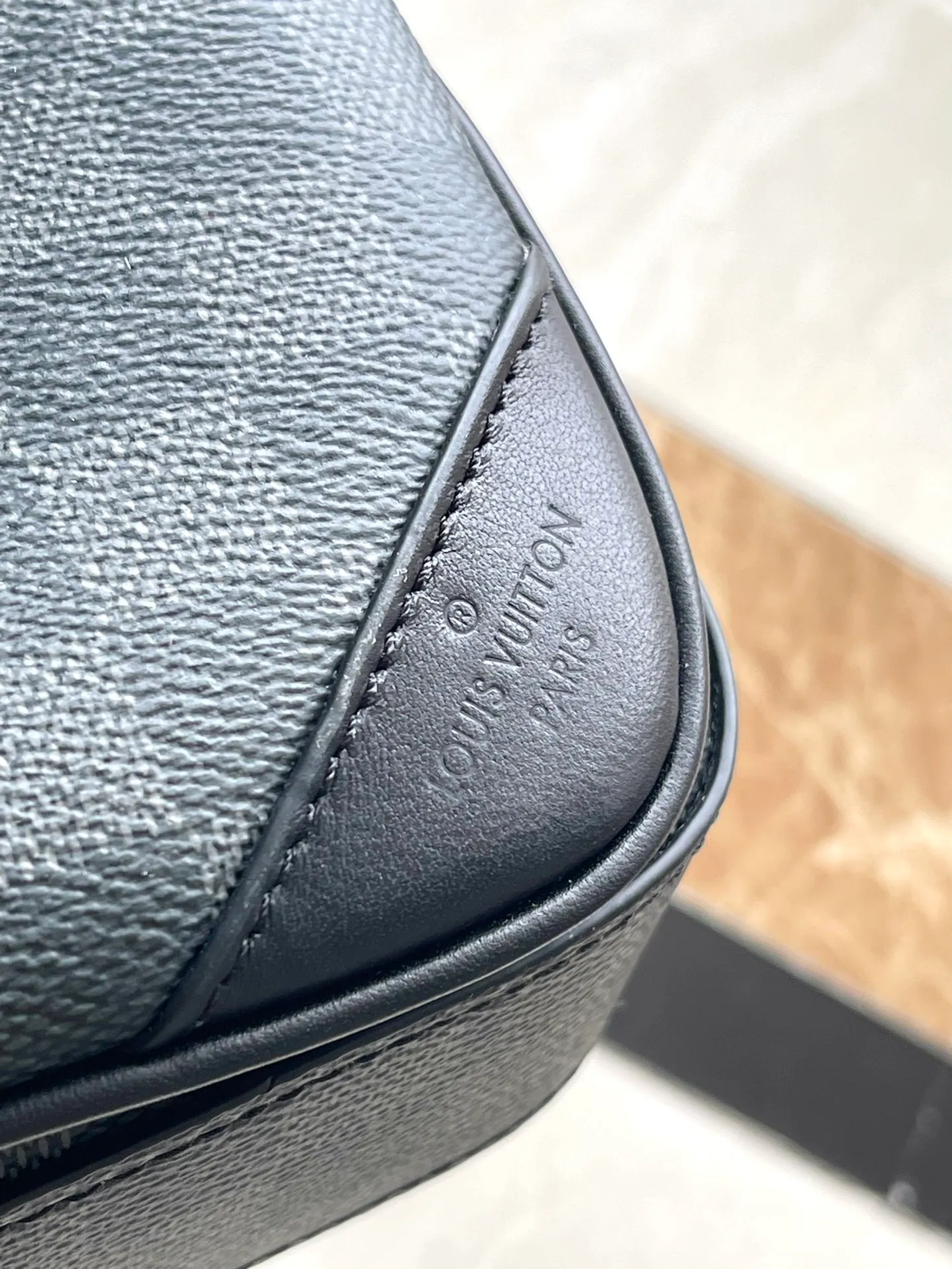 💰800 Top Original Order N40519 This Trio messenger bag reinterprets the classic design with Damier Graphite canvas. It has a main bag, a detachable zipper bag and a coin purse fixed to the shoulder strap. The latter allows for easy contactless payment. Dimensions: 25 × 18.5 × 7 cm