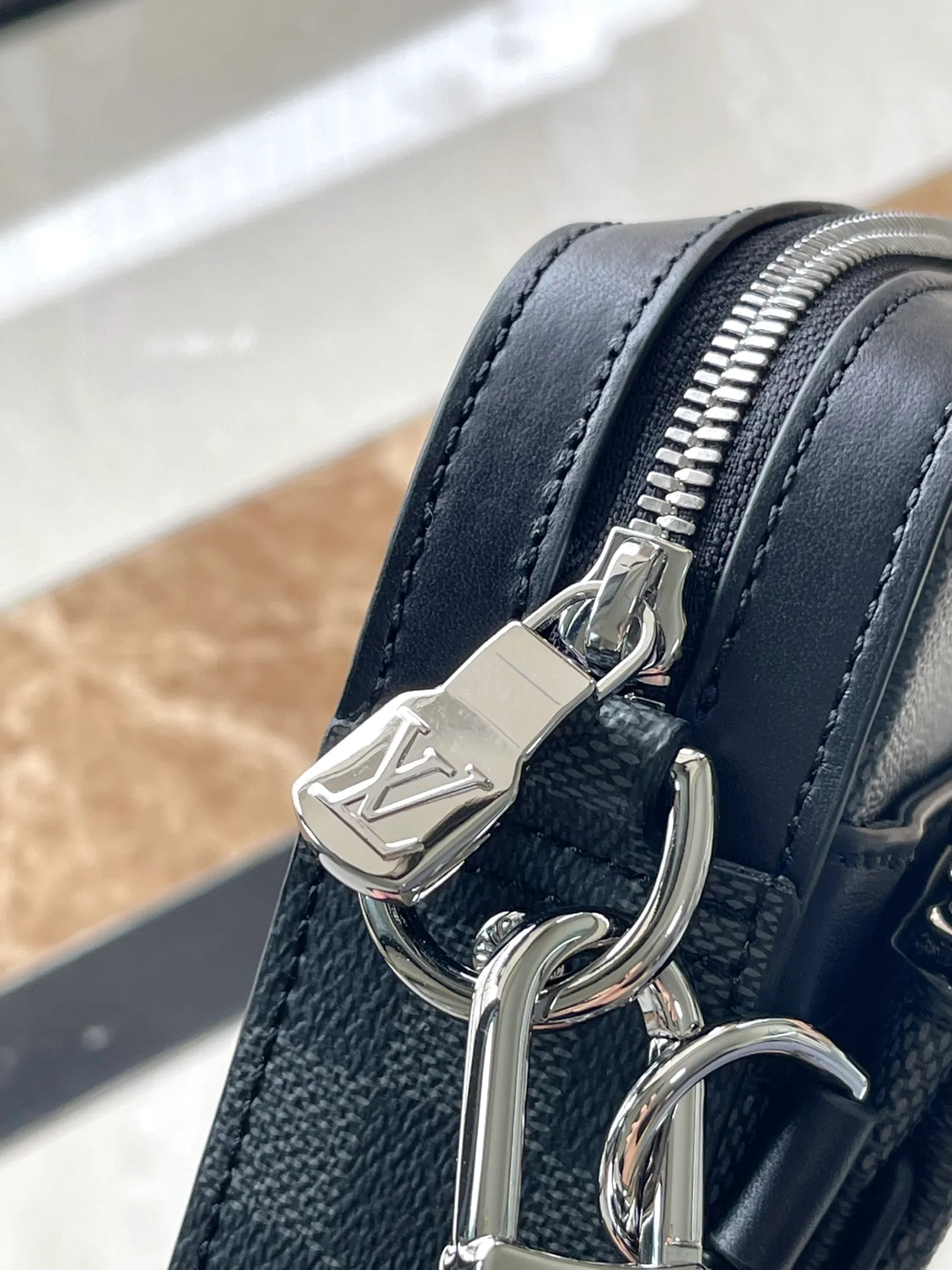 💰800 Top Original Order N40519 This Trio messenger bag reinterprets the classic design with Damier Graphite canvas. It has a main bag, a detachable zipper bag and a coin purse fixed to the shoulder strap. The latter allows for easy contactless payment. Dimensions: 25 × 18.5 × 7 cm