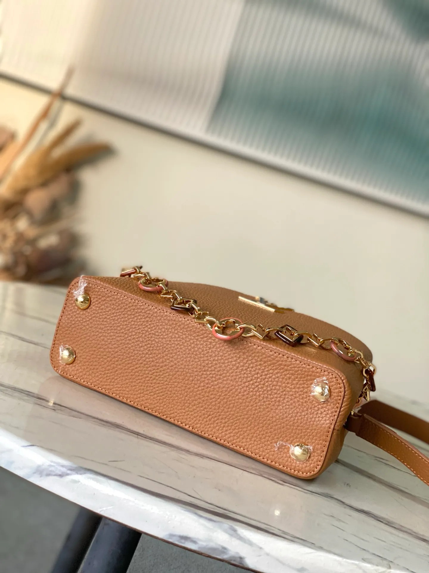 💰2320 "Special Original Leather" M14381 Small This Capucines small handbag is from the Harmony series, using a decorative chain to explore the inspiration of the Monogram flower. Taurillon cow leather creates an elegant structure, colorful resin outlines the V letter, and the flip cover provides two styles: external or internal. The neat interior is equipped with multiple pockets, and the detachable and adjustable shoulder strap makes it easy to wear cross-body. Dimensions: 27 × 18 × 9cm