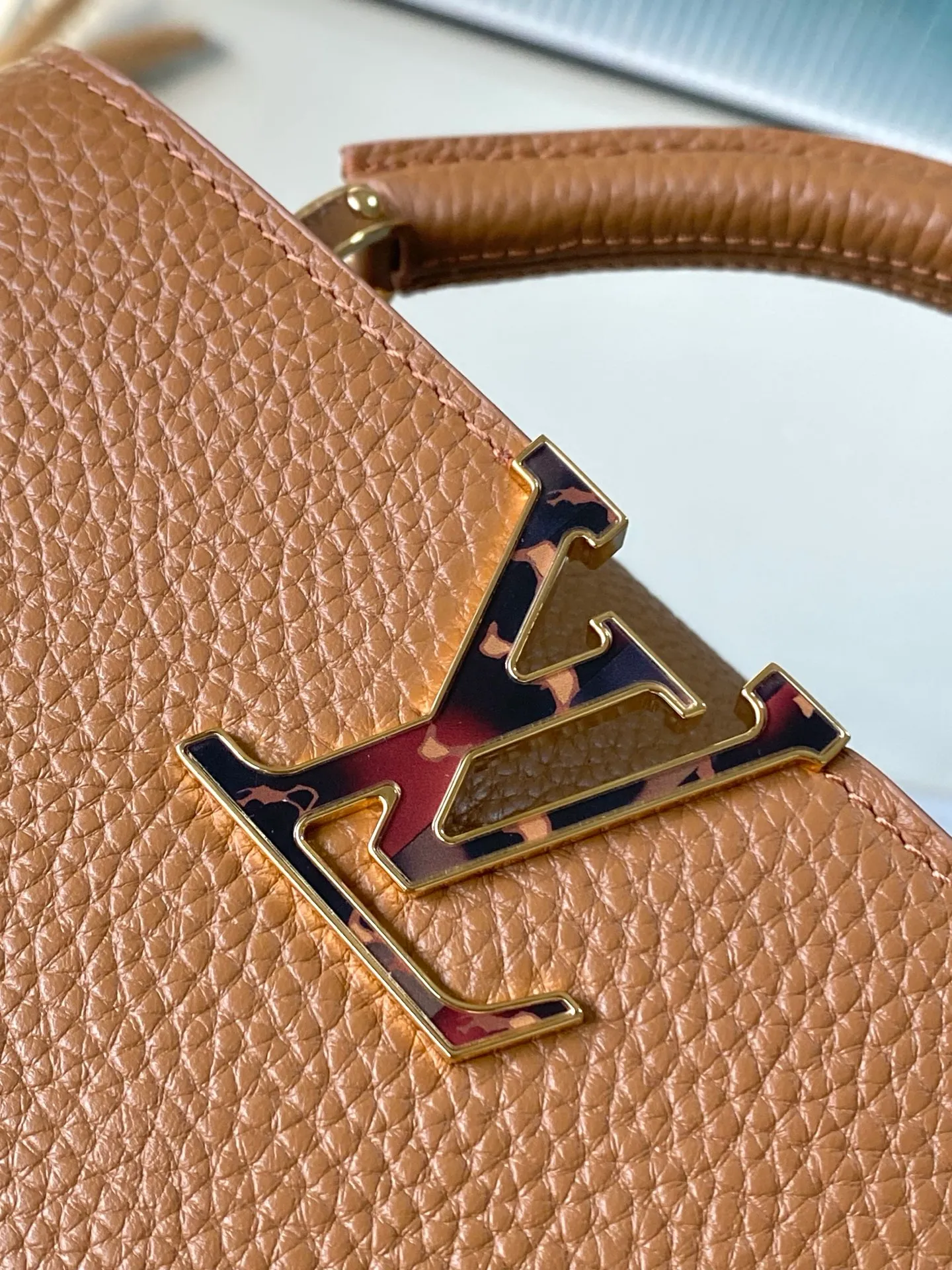 💰2320 "Special Original Leather" M14381 Small This Capucines small handbag is from the Harmony series, using a decorative chain to explore the inspiration of the Monogram flower. Taurillon cow leather creates an elegant structure, colorful resin outlines the V letter, and the flip cover provides two styles: external or internal. The neat interior is equipped with multiple pockets, and the detachable and adjustable shoulder strap makes it easy to wear cross-body. Dimensions: 27 × 18 × 9cm