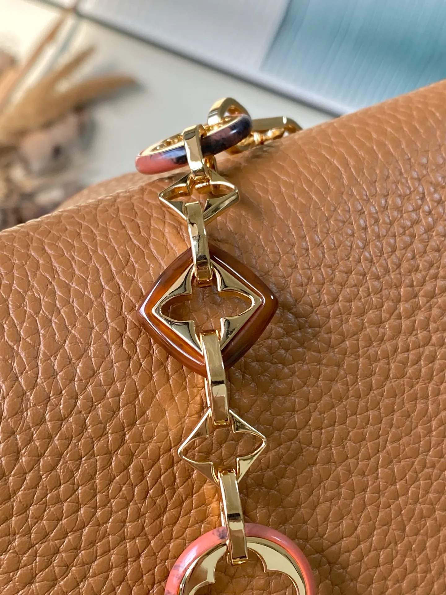 💰2320 "Special Original Leather" M14381 Small This Capucines small handbag is from the Harmony series, using a decorative chain to explore the inspiration of the Monogram flower. Taurillon cow leather creates an elegant structure, colorful resin outlines the V letter, and the flip cover provides two styles: external or internal. The neat interior is equipped with multiple pockets, and the detachable and adjustable shoulder strap makes it easy to wear cross-body. Dimensions: 27 × 18 × 9cm