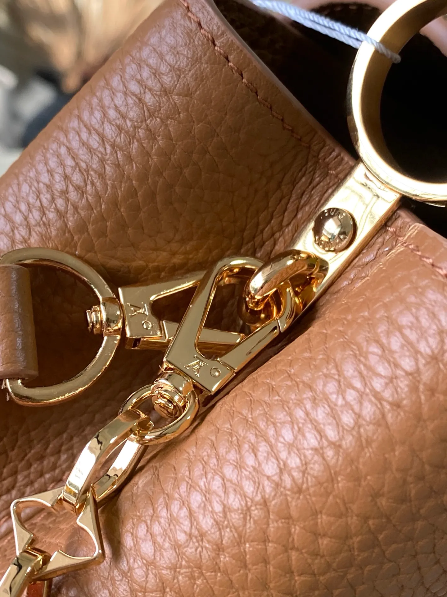 💰2320 "Special Original Leather" M14381 Small This Capucines small handbag is from the Harmony series, using a decorative chain to explore the inspiration of the Monogram flower. Taurillon cow leather creates an elegant structure, colorful resin outlines the V letter, and the flip cover provides two styles: external or internal. The neat interior is equipped with multiple pockets, and the detachable and adjustable shoulder strap makes it easy to wear cross-body. Dimensions: 27 × 18 × 9cm
