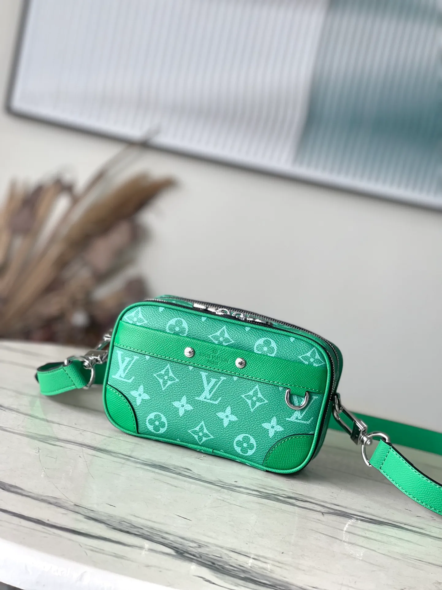💰940 Top Original Order M30997 Green This Nano Alpha handbag is from the Taigarama series, and is dyed with Taiga embossed leather and Monogram canvas in new summer colors. Adjustable shoulder strap allows for flexible carrying. Dimensions: 11 × 18.5 × 6.5 cm