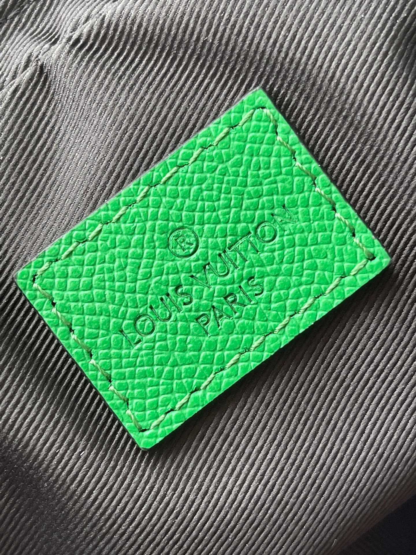 💰940 Top Original Order M30997 Green This Nano Alpha handbag is from the Taigarama series, and is dyed with Taiga embossed leather and Monogram canvas in new summer colors. Adjustable shoulder strap allows for flexible carrying. Dimensions: 11 × 18.5 × 6.5 cm