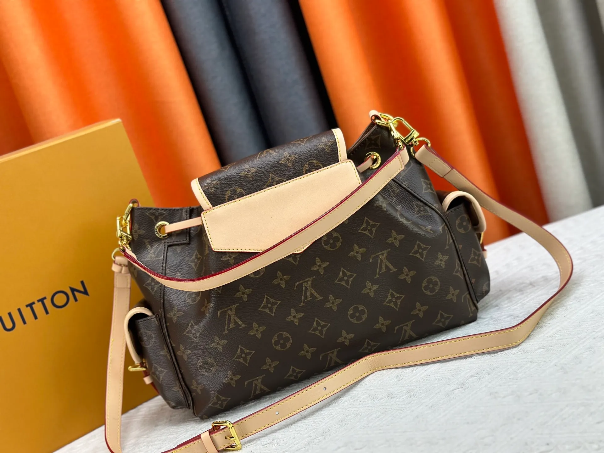 P280 M25085 M45501 upgraded original LV has been planted again! One shoulder ❥. Japanese second-hand vintagev presbyopic Takashi Murakami limited edition Vivian LV presbyopic limited edition! Super beautiful! Many Internet celebrities and trendy people are carrying this bag on one shoulder and across the body. It looks simple and looks very classy when paired with it! Really fascinated by the appearance. Size: 32*11*23cm