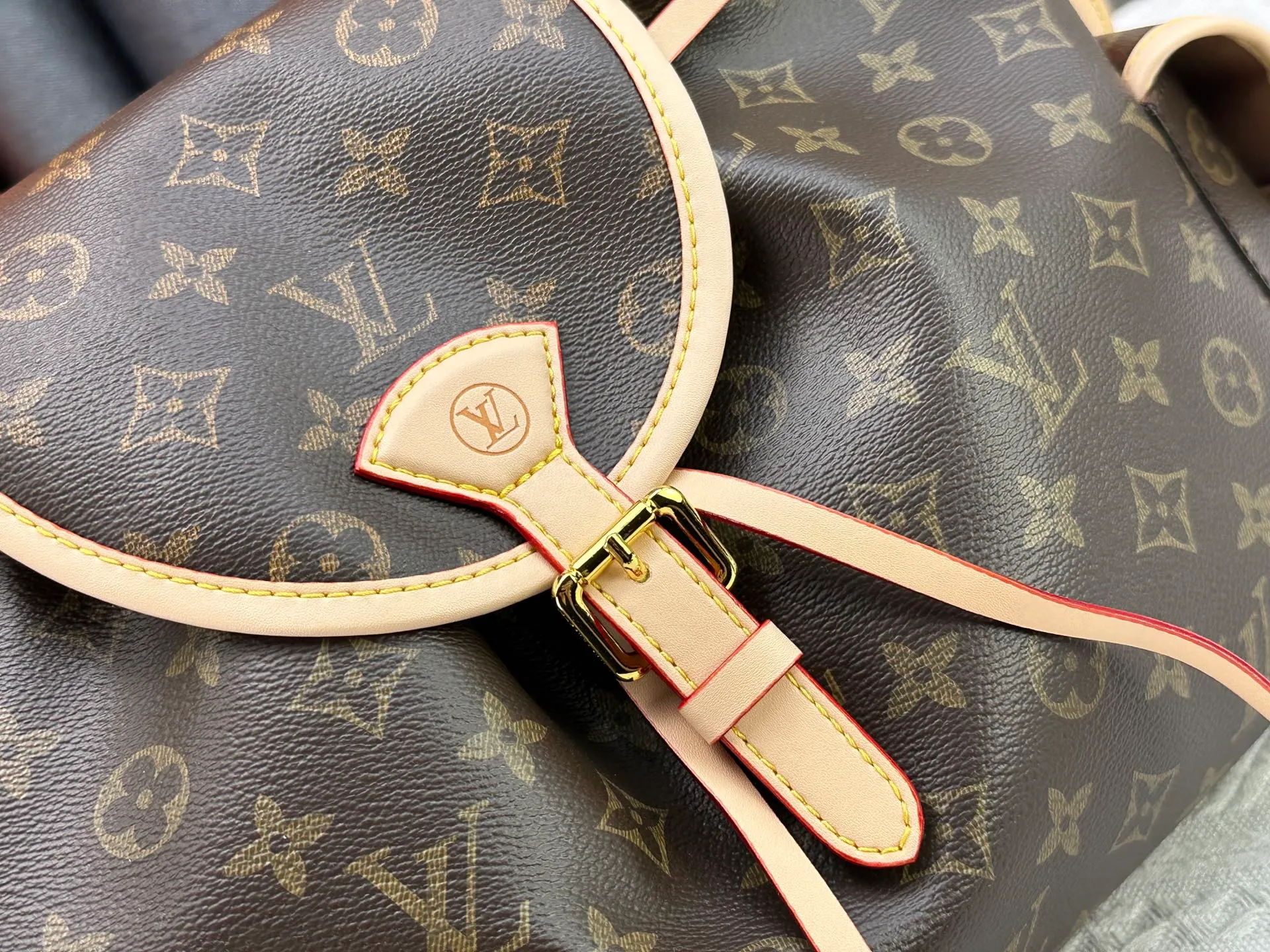 P280 M25085 M45501 upgraded original LV has been planted again! One shoulder ❥. Japanese second-hand vintagev presbyopic Takashi Murakami limited edition Vivian LV presbyopic limited edition! Super beautiful! Many Internet celebrities and trendy people are carrying this bag on one shoulder and across the body. It looks simple and looks very classy when paired with it! Really fascinated by the appearance. Size: 32*11*23cm