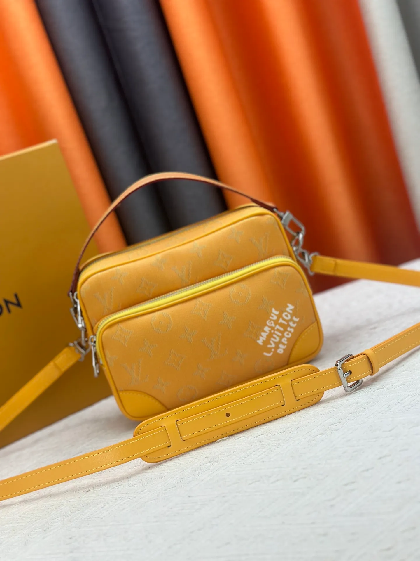 P260 Upgraded original M13987 M14016 M14988 M26068 M15296 M14682 M27232 This Nil handbag shines with the elegant luster of cow leather, and the Louis Vuitton Paris patch is fixed on the front with beaded rivets. The side lock buckle highlights the urban style, and the main compartment zipper pull is embellished with LV lettering. Dimensions: 25.0 x 17.5 x 11.0 cm (length x height x width)