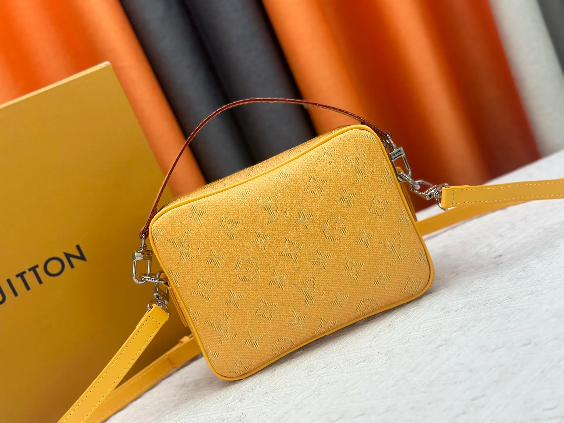 P260 Upgraded original M13987 M14016 M14988 M26068 M15296 M14682 M27232 This Nil handbag shines with the elegant luster of cow leather, and the Louis Vuitton Paris patch is fixed on the front with beaded rivets. The side lock buckle highlights the urban style, and the main compartment zipper pull is embellished with LV lettering. Dimensions: 25.0 x 17.5 x 11.0 cm (length x height x width)