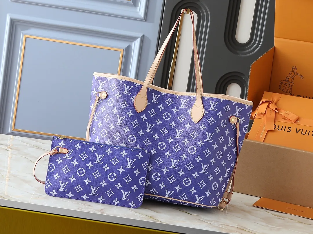 💰300💰Upgraded original M40995 The legendary Neverfull handbag can always meet your various handbag needs. It has a large capacity but is not bulky. It is stiff and soft to the touch, making it suitable for home and travel. Tighten the side ties and it instantly transforms into a stylish urban handbag. Loosen the straps and it transforms into a chic and practical handbag. The slender leather handle can be carried over the shoulder or between the arms. The model shown here is made of Damier Ebène canvas. Dimensions: 31.0 x 28.0 x 14.0 cm