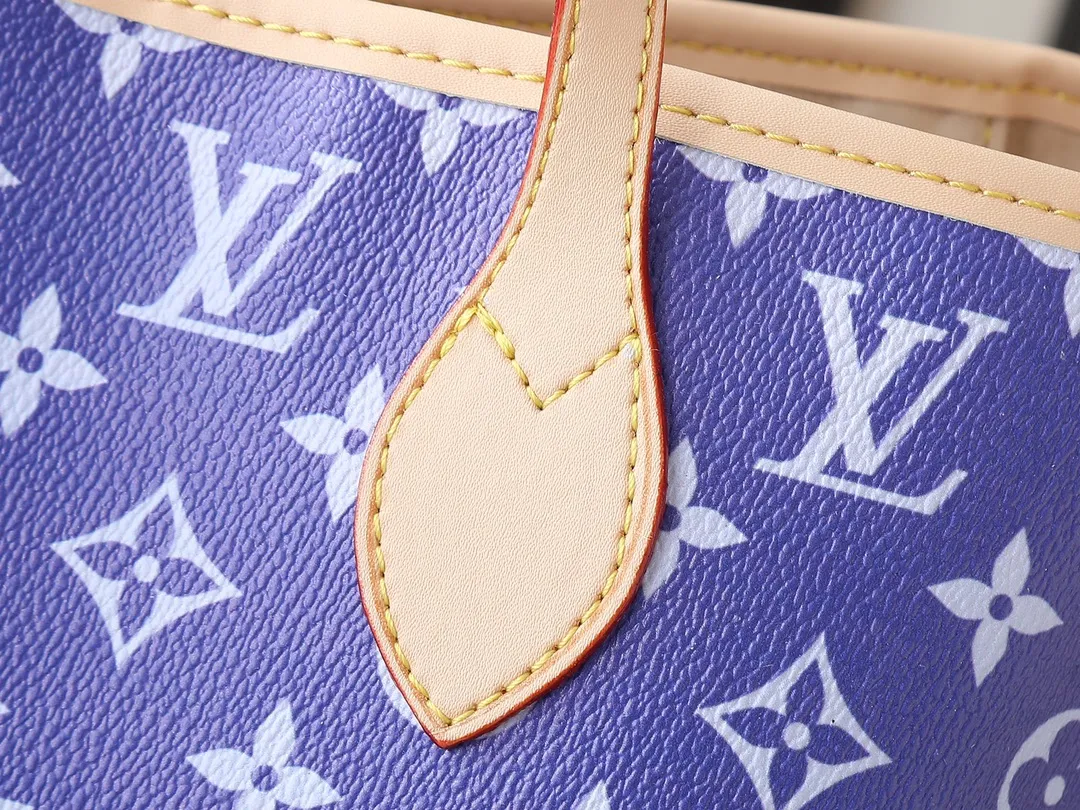 💰300💰Upgraded original M40995 The legendary Neverfull handbag can always meet your various handbag needs. It has a large capacity but is not bulky. It is stiff and soft to the touch, making it suitable for home and travel. Tighten the side ties and it instantly transforms into a stylish urban handbag. Loosen the straps and it transforms into a chic and practical handbag. The slender leather handle can be carried over the shoulder or between the arms. The model shown here is made of Damier Ebène canvas. Dimensions: 31.0 x 28.0 x 14.0 cm