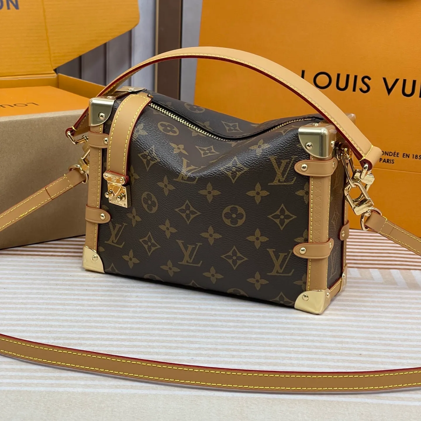 [Upgraded version] P660¥👍Upgraded version·High quality·Semi-steel hardware·With gift box🎁Packaging SP𝐒𝐈𝐃𝐄 𝐓𝐑𝐔𝐍𝐊 Model M46358## ▪️Size: 21*14*6cm▪️ The popular 🅒 𝐬𝐢𝐝𝐞 𝐭𝐫𝐮𝐧𝐤 soft little box 👜 The eye-catching good looks break through the previous hard boxes and boldly combine soft and hard design. The detachable handles and shoulder straps are really popular. The appearance rhythm of the popular style is also very high. The usage rate is also very high. The large-capacity storage space makes the upper body fashionable and lazy, and it can be switched at will without losing the handsome temperament. It is a must-have. The looks are too high-end!