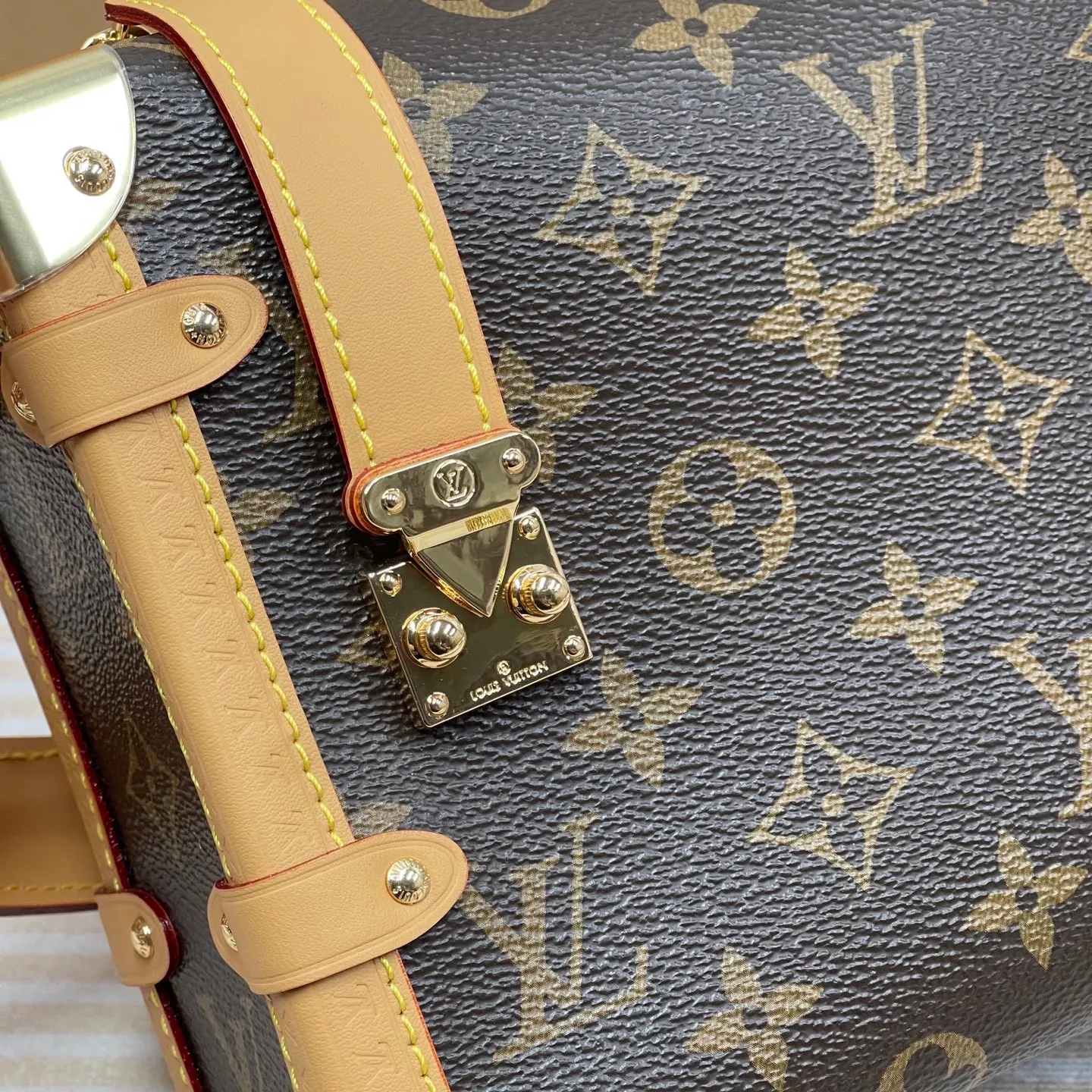 [Upgraded version] P660¥👍Upgraded version·High quality·Semi-steel hardware·With gift box🎁Packaging SP𝐒𝐈𝐃𝐄 𝐓𝐑𝐔𝐍𝐊 Model M46358## ▪️Size: 21*14*6cm▪️ The popular 🅒 𝐬𝐢𝐝𝐞 𝐭𝐫𝐮𝐧𝐤 soft little box 👜 The eye-catching good looks break through the previous hard boxes and boldly combine soft and hard design. The detachable handles and shoulder straps are really popular. The appearance rhythm of the popular style is also very high. The usage rate is also very high. The large-capacity storage space makes the upper body fashionable and lazy, and it can be switched at will without losing the handsome temperament. It is a must-have. The looks are too high-end!