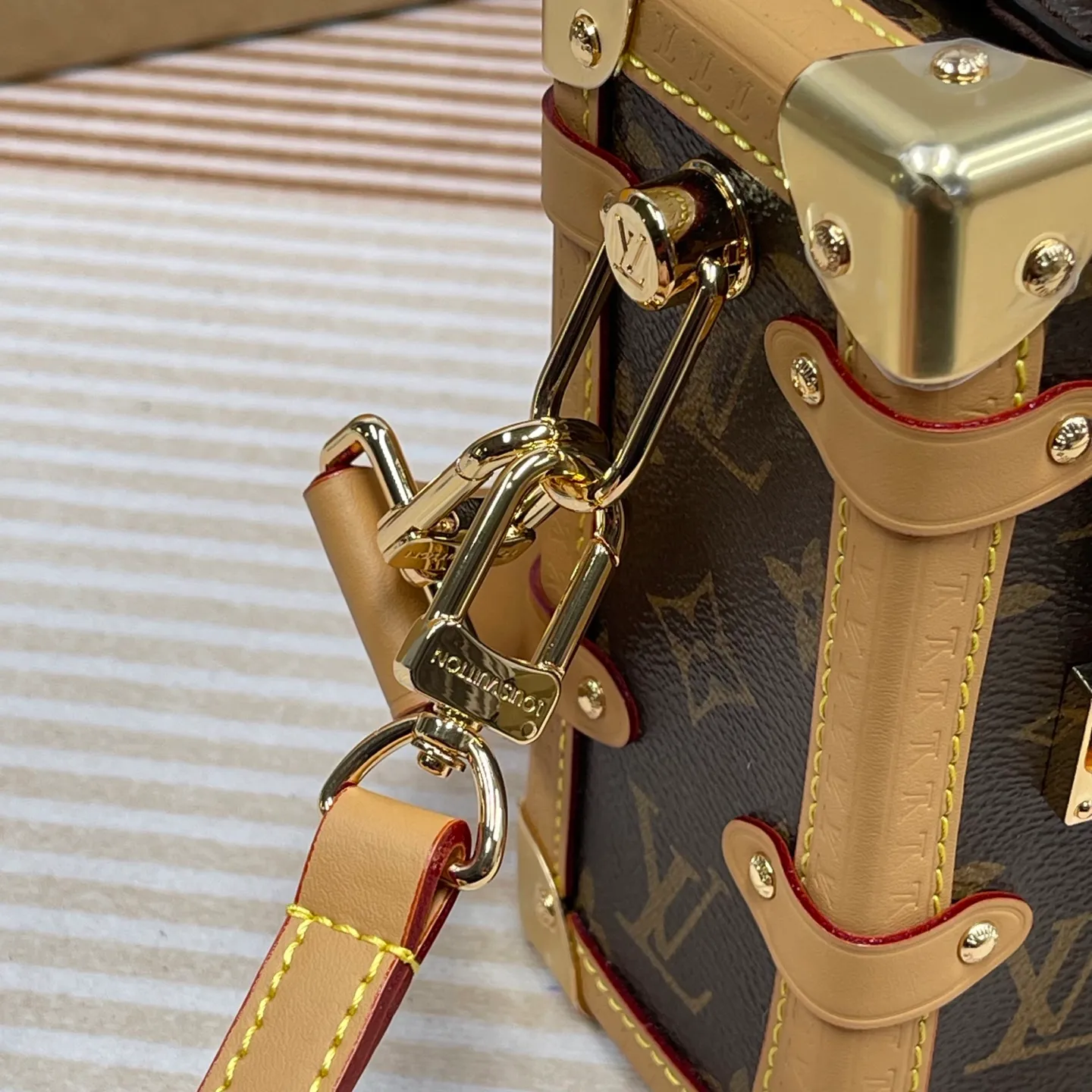 [Upgraded version] P660¥👍Upgraded version·High quality·Semi-steel hardware·With gift box🎁Packaging SP𝐒𝐈𝐃𝐄 𝐓𝐑𝐔𝐍𝐊 Model M46358## ▪️Size: 21*14*6cm▪️ The popular 🅒 𝐬𝐢𝐝𝐞 𝐭𝐫𝐮𝐧𝐤 soft little box 👜 The eye-catching good looks break through the previous hard boxes and boldly combine soft and hard design. The detachable handles and shoulder straps are really popular. The appearance rhythm of the popular style is also very high. The usage rate is also very high. The large-capacity storage space makes the upper body fashionable and lazy, and it can be switched at will without losing the handsome temperament. It is a must-have. The looks are too high-end!