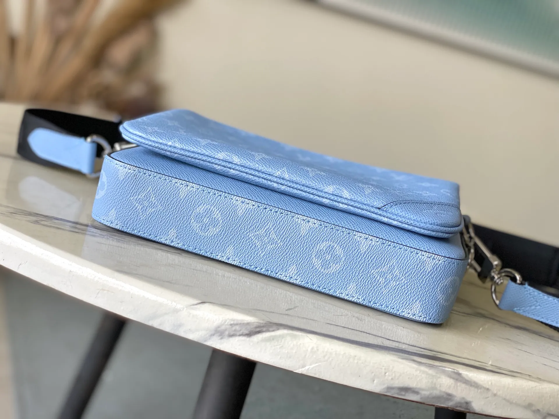 💰1020 Top Original Order M14069 This Trio messenger bag is wrapped in Taiga cow leather and Monogram canvas and lined with elegant fabric. The main compartment and removable zippered front pocket reflect functionality, while the removable coin purse secures via the shoulder strap's D-ring. Removable and adjustable logo shoulder strap allows for shoulder or cross-body wear. Dimensions: 25 × 18.5 × 7 cm