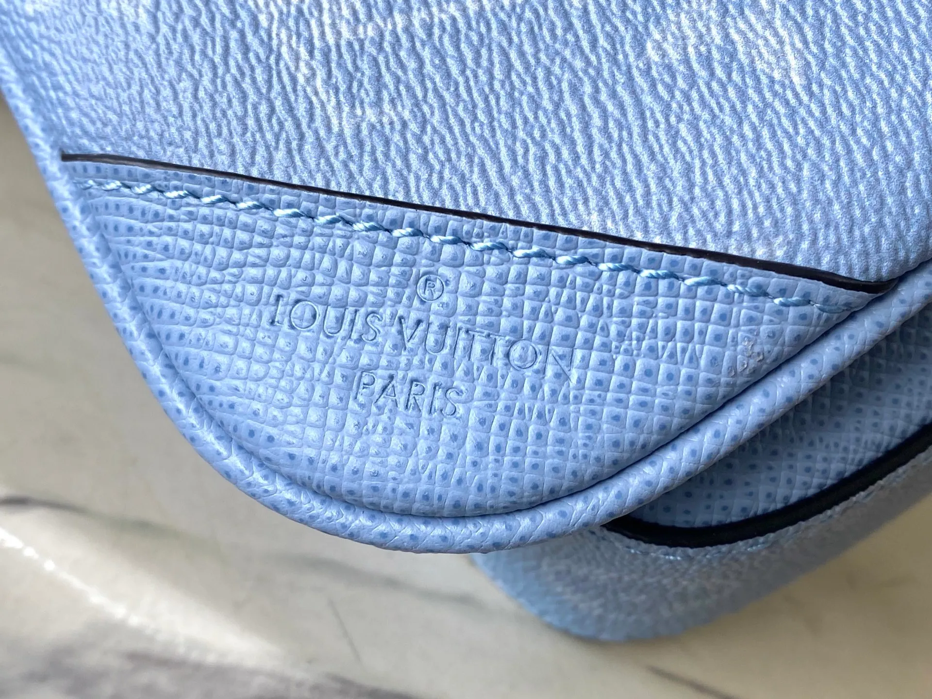 💰1020 Top Original Order M14069 This Trio messenger bag is wrapped in Taiga cow leather and Monogram canvas and lined with elegant fabric. The main compartment and removable zippered front pocket reflect functionality, while the removable coin purse secures via the shoulder strap's D-ring. Removable and adjustable logo shoulder strap allows for shoulder or cross-body wear. Dimensions: 25 × 18.5 × 7 cm