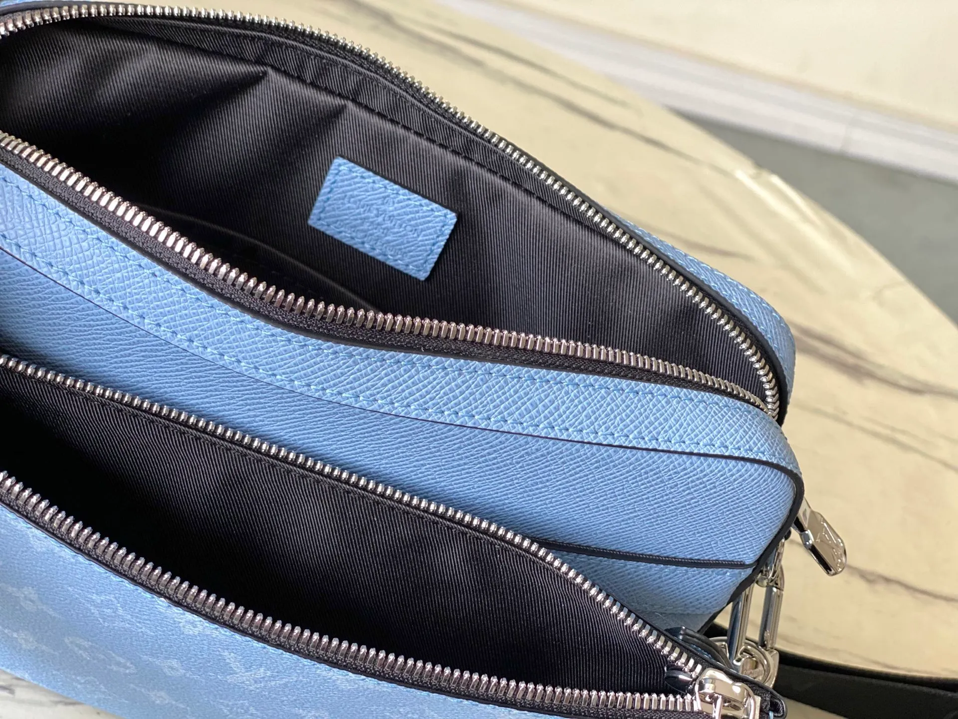 💰1020 Top Original Order M14069 This Trio messenger bag is wrapped in Taiga cow leather and Monogram canvas and lined with elegant fabric. The main compartment and removable zippered front pocket reflect functionality, while the removable coin purse secures via the shoulder strap's D-ring. Removable and adjustable logo shoulder strap allows for shoulder or cross-body wear. Dimensions: 25 × 18.5 × 7 cm