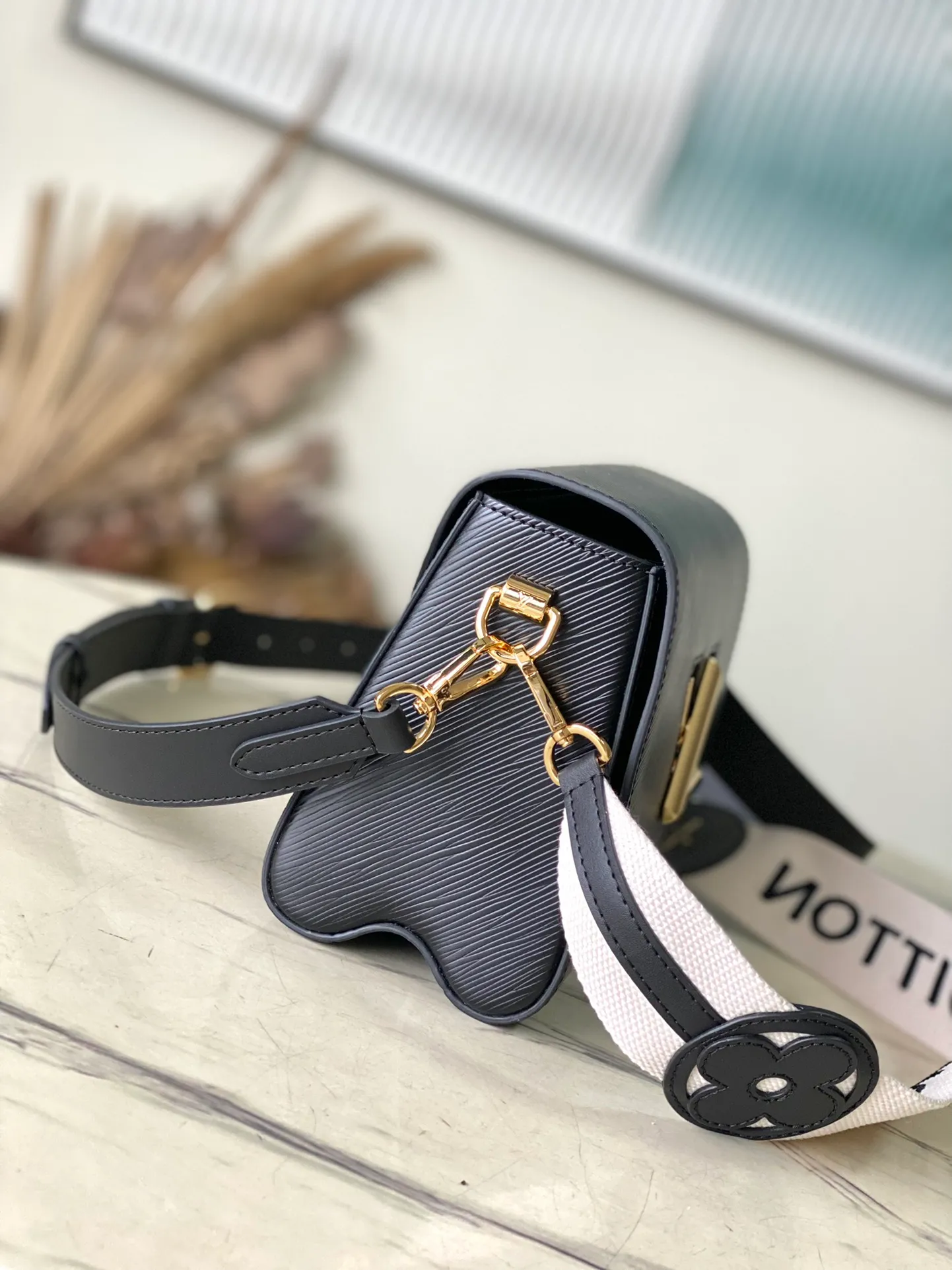 💰1160 (top layer leather) top original order M24765 black This Twist medium handbag once again proves the brand's exquisite craftsmanship. The classic Epi leather is integrated into the adjustable wide leather shoulder strap, the dazzling LV Twist twist lock and the leather Monogram flower on the topstitched fabric handle jointly release the brand style, making it a modern choice for urban travel. Dimensions: 23 x 17 x 9.5 cm (length x height x width)