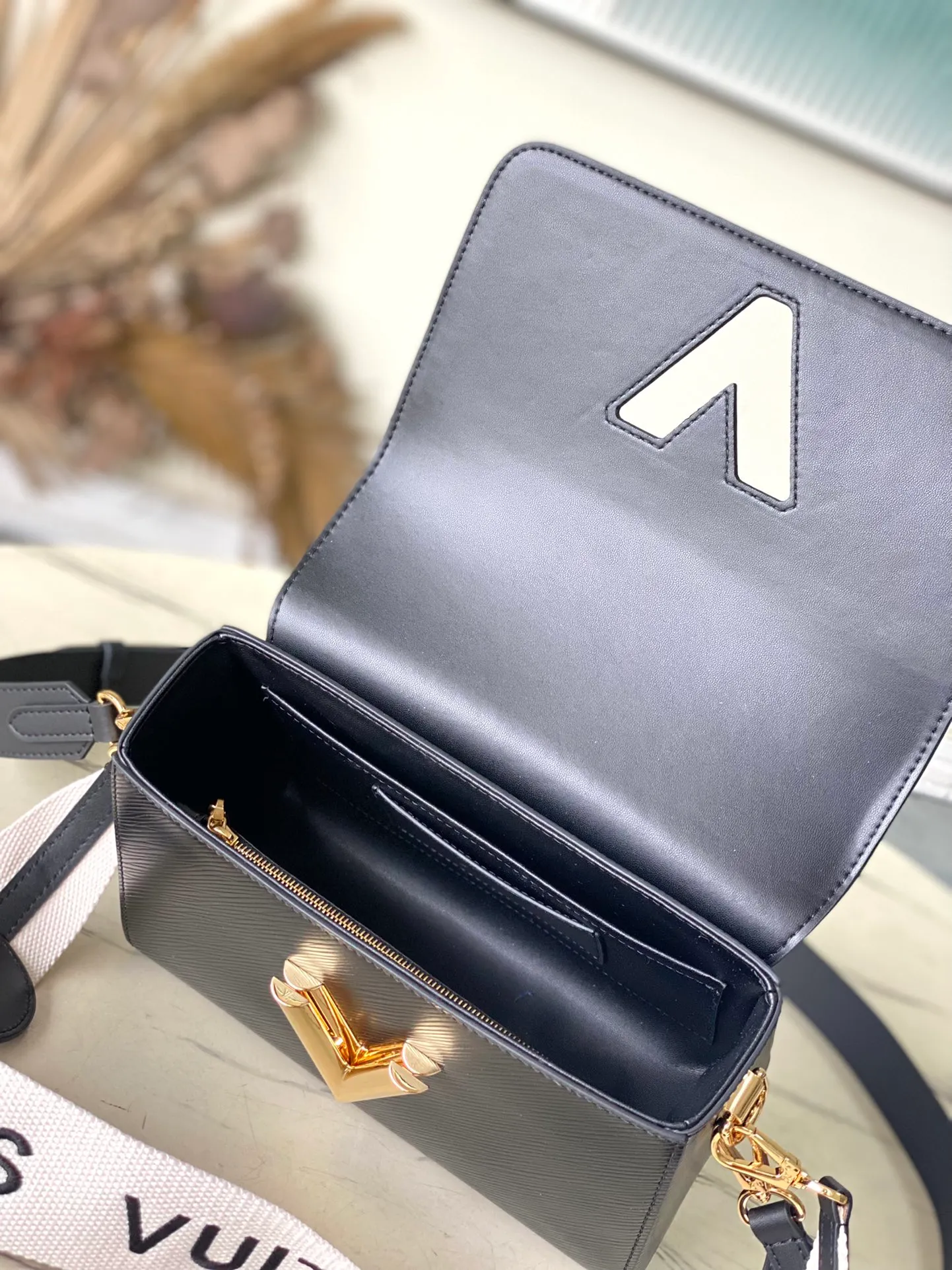 💰1160 (top layer leather) top original order M24765 black This Twist medium handbag once again proves the brand's exquisite craftsmanship. The classic Epi leather is integrated into the adjustable wide leather shoulder strap, the dazzling LV Twist twist lock and the leather Monogram flower on the topstitched fabric handle jointly release the brand style, making it a modern choice for urban travel. Dimensions: 23 x 17 x 9.5 cm (length x height x width)
