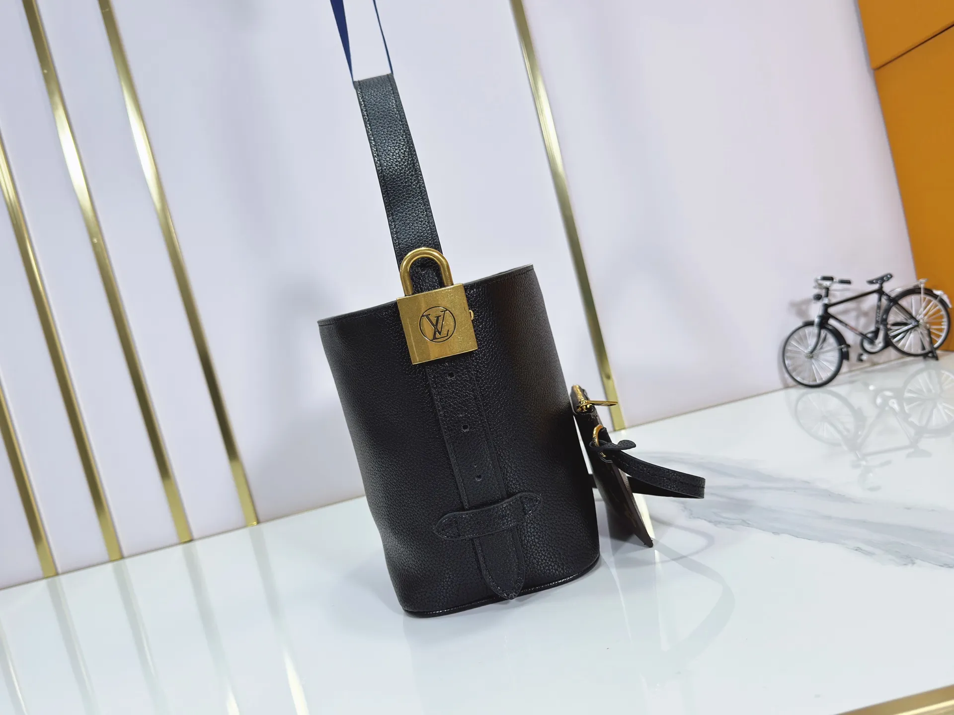 P260 Upgraded original version M25543, M14416, M12925 M25673 This All In BB handbag is from the Low Key series. It is made of grained cow leather to create a compact bucket bag configuration, which can be carried in various ways for day and night occasions. The distressed metal pieces convey a retro feel, while the padlock and detachable Monogram pocket highlight the brand's style. Size: 16*12*18cm
