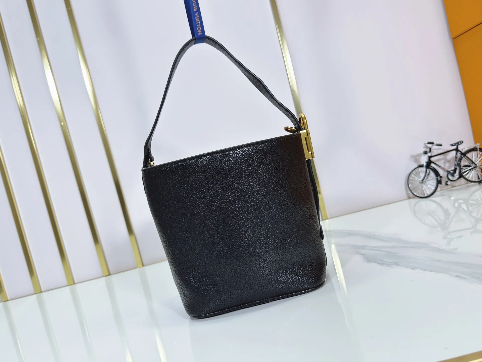P260 Upgraded original version M25543, M14416, M12925 M25673 This All In BB handbag is from the Low Key series. It is made of grained cow leather to create a compact bucket bag configuration, which can be carried in various ways for day and night occasions. The distressed metal pieces convey a retro feel, while the padlock and detachable Monogram pocket highlight the brand's style. Size: 16*12*18cm