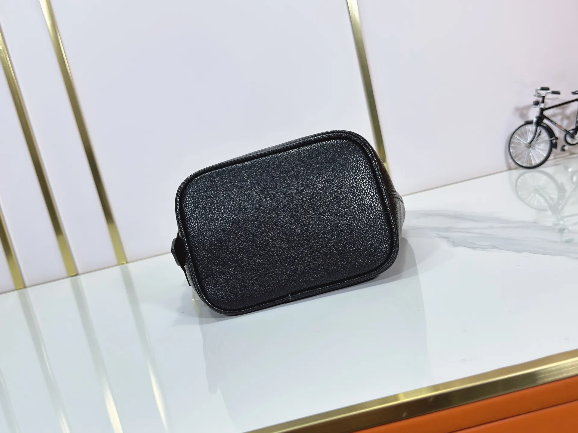 P260 Upgraded original version M25543, M14416, M12925 M25673 This All In BB handbag is from the Low Key series. It is made of grained cow leather to create a compact bucket bag configuration, which can be carried in various ways for day and night occasions. The distressed metal pieces convey a retro feel, while the padlock and detachable Monogram pocket highlight the brand's style. Size: 16*12*18cm