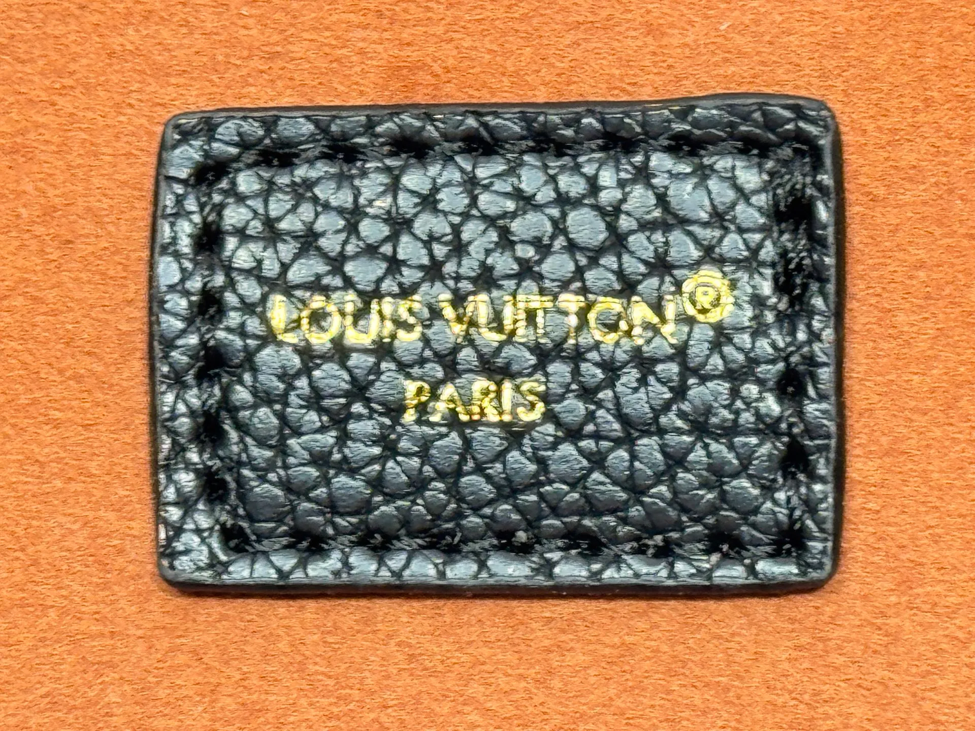 P260 Upgraded original version M25543, M14416, M12925 M25673 This All In BB handbag is from the Low Key series. It is made of grained cow leather to create a compact bucket bag configuration, which can be carried in various ways for day and night occasions. The distressed metal pieces convey a retro feel, while the padlock and detachable Monogram pocket highlight the brand's style. Size: 16*12*18cm