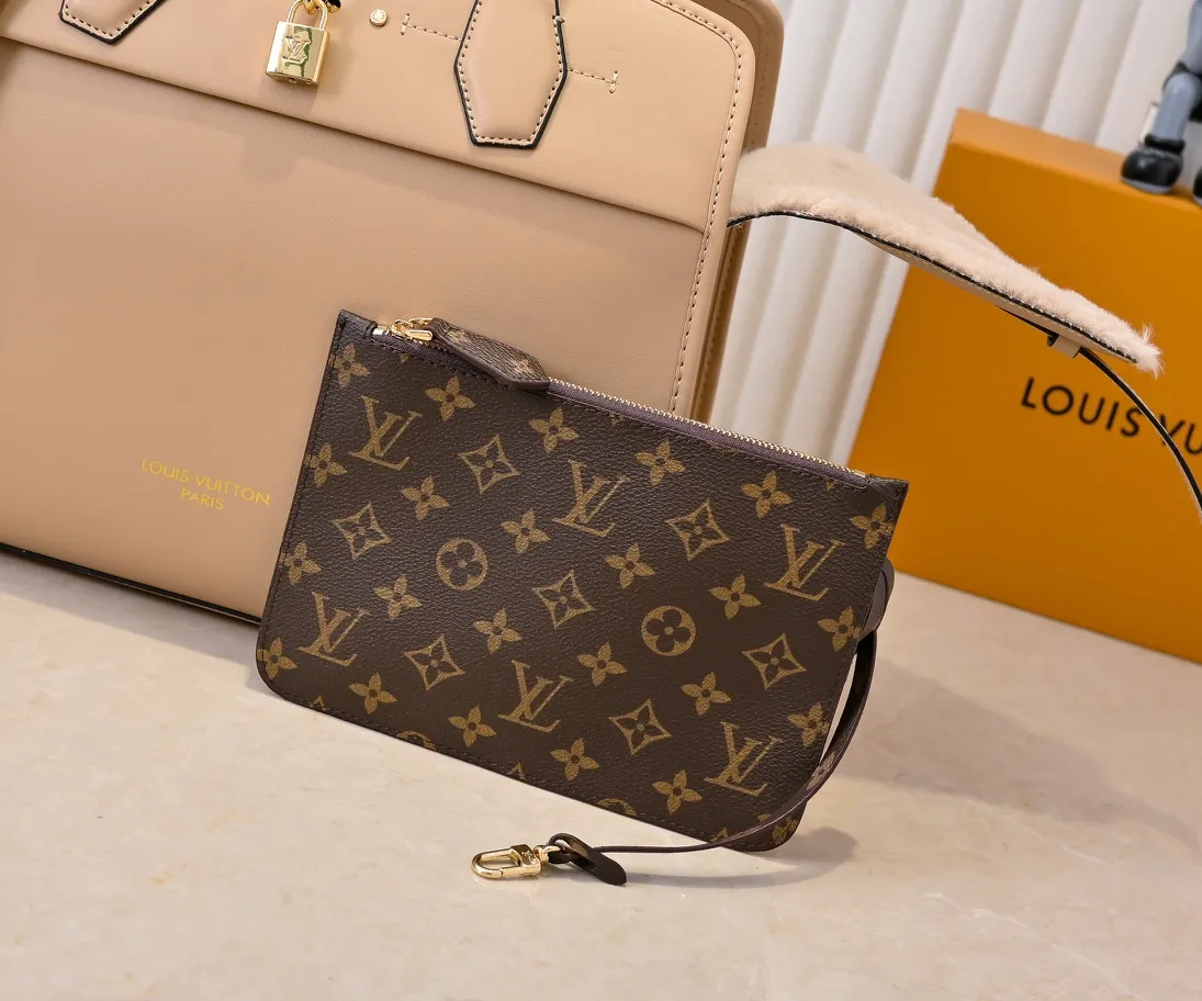 Batch 💰Small 380 💰Large 200 Furry M12005 M12556 M12337 This large City Steamer handbag draws inspiration from the design of luggage built for cruise ships in 1901, making its eye-catching appearance at the 2024 autumn and winter ready-to-wear show. Grained Millesime leather and shearling leather trims add seasonal flair, an embossed padlock and hot-stamped LV Circle logo add a modern twist, and a removable Monogram storage bag makes it easy to store valuables. Size: large size 35x42x21cm, small size 30x36x17