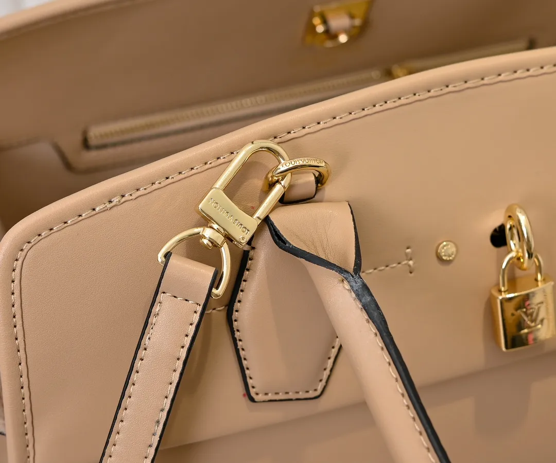 Batch 💰Small 380 💰Large 200 Furry M12005 M12556 M12337 This large City Steamer handbag draws inspiration from the design of luggage built for cruise ships in 1901, making its eye-catching appearance at the 2024 autumn and winter ready-to-wear show. Grained Millesime leather and shearling leather trims add seasonal flair, an embossed padlock and hot-stamped LV Circle logo add a modern twist, and a removable Monogram storage bag makes it easy to store valuables. Size: large size 35x42x21cm, small size 30x36x17