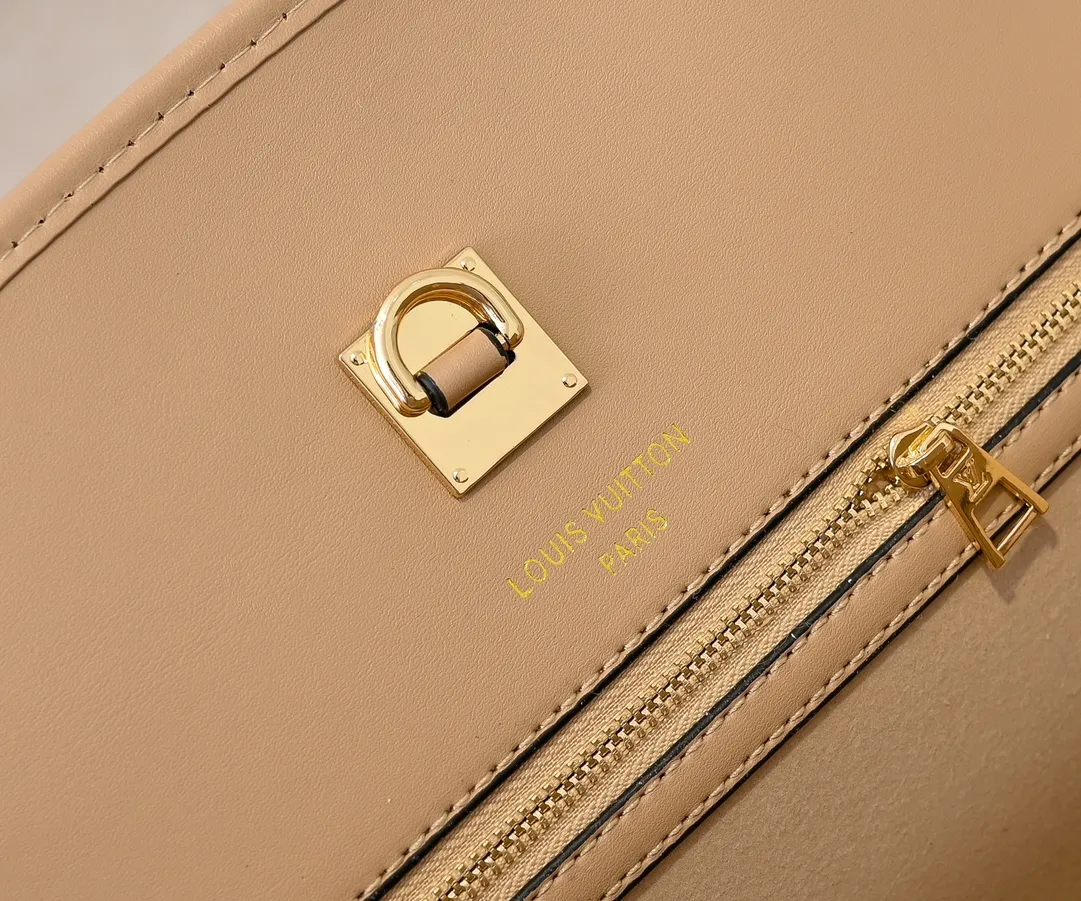 Batch 💰Small 380 💰Large 200 Furry M12005 M12556 M12337 This large City Steamer handbag draws inspiration from the design of luggage built for cruise ships in 1901, making its eye-catching appearance at the 2024 autumn and winter ready-to-wear show. Grained Millesime leather and shearling leather trims add seasonal flair, an embossed padlock and hot-stamped LV Circle logo add a modern twist, and a removable Monogram storage bag makes it easy to store valuables. Size: large size 35x42x21cm, small size 30x36x17