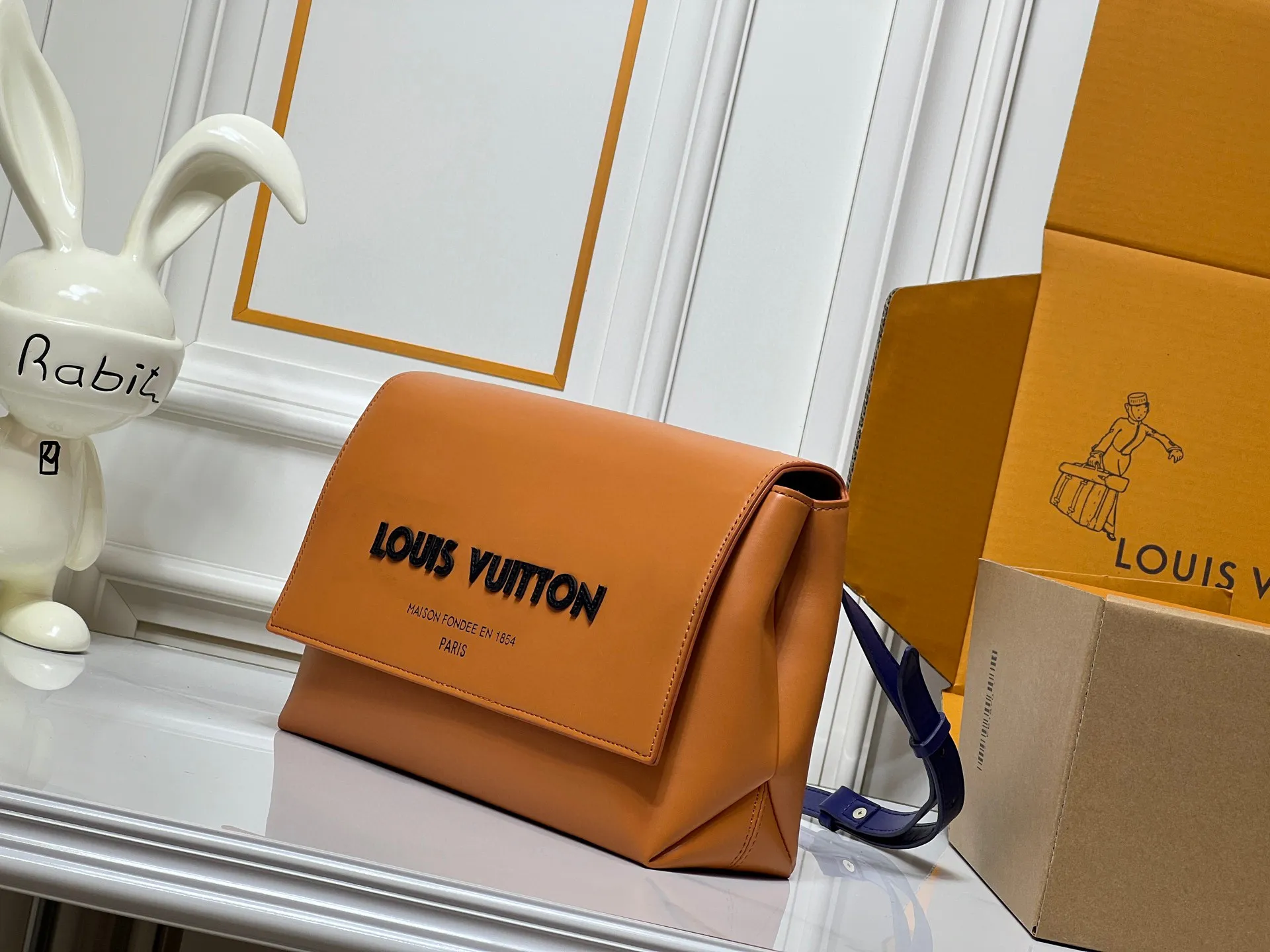 Batch 300💰M46018 Louis Vuitton's Pochette Metis embroidered messenger bag (orange style) belongs to LV's classic messenger bag series. It adopts an iconic design style and is both fashionable and practical. This orange version is particularly eye-catching and can easily become the focus of the eye in a match. Dimensions: 25x19x7 cm