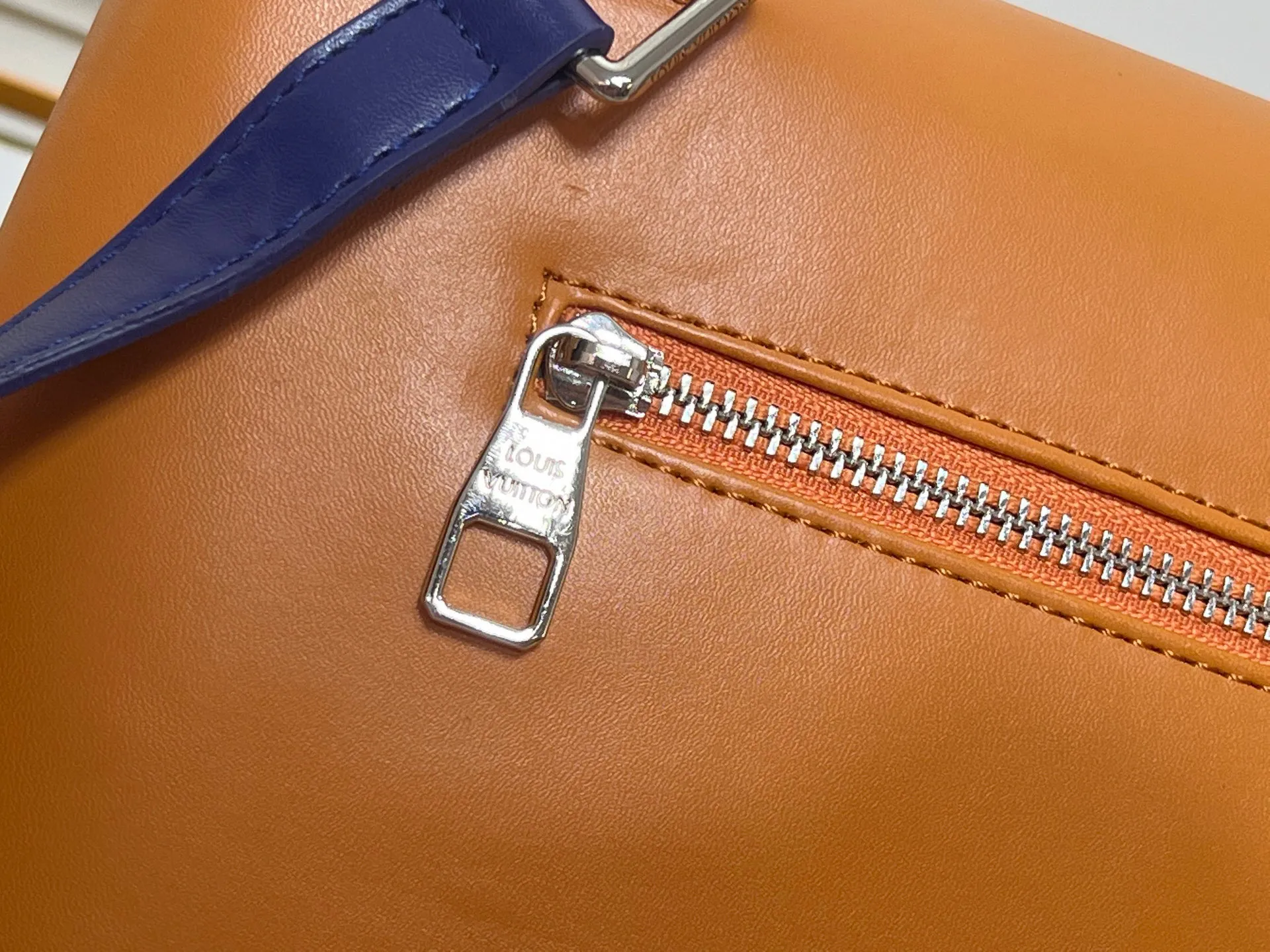 Batch 300💰M46018 Louis Vuitton's Pochette Metis embroidered messenger bag (orange style) belongs to LV's classic messenger bag series. It adopts an iconic design style and is both fashionable and practical. This orange version is particularly eye-catching and can easily become the focus of the eye in a match. Dimensions: 25x19x7 cm