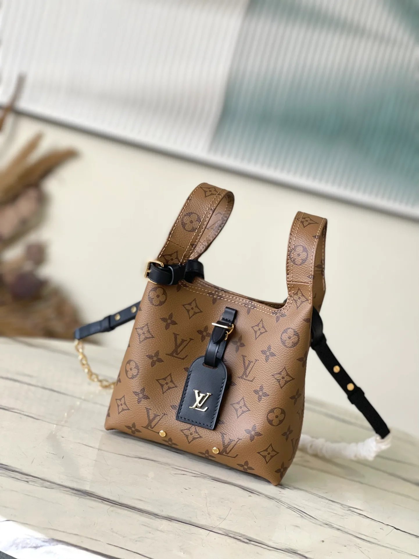 💰880 Top Original Order M46816 Yellow Flower Small This Atlantis BB handbag is made of Monogram Reverse canvas, with cow leather trim for the LV nameplate and shoulder straps. The trendy shopping bag style is soft and close-fitting, and the detachable and adjustable strap makes it easy to carry across the body. Dimensions: 17 × 17 × 7 cm