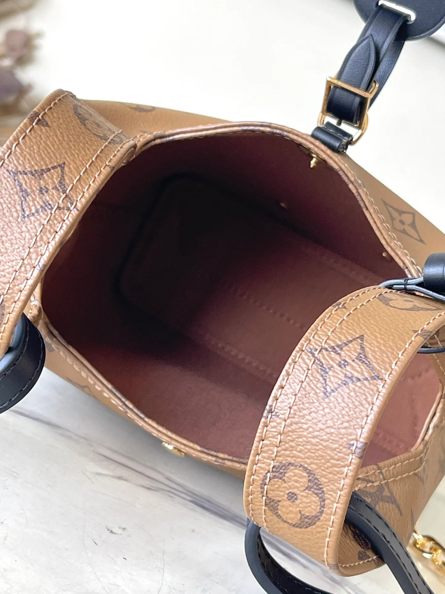 💰880 Top Original Order M46816 Yellow Flower Small This Atlantis BB handbag is made of Monogram Reverse canvas, with cow leather trim for the LV nameplate and shoulder straps. The trendy shopping bag style is soft and close-fitting, and the detachable and adjustable strap makes it easy to carry across the body. Dimensions: 17 × 17 × 7 cm