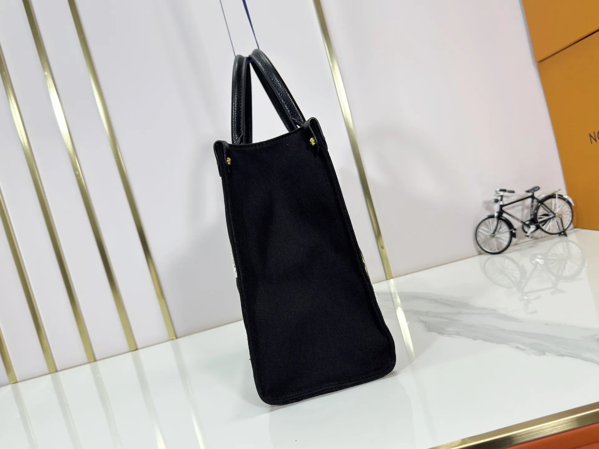 P340 Upgraded original version 🔥New embroidery🔥M45039 M45321 M44571 This Onthego medium handbag is decorated with classic Monogram canvas and Monogram Reverse canvas on both sides, showing different styles at will. Toron's dual handles and shoulder strap allow for a variety of carrying options. Dimensions: 34.0 x 26.0 x 13.0 cm (length x height x width)