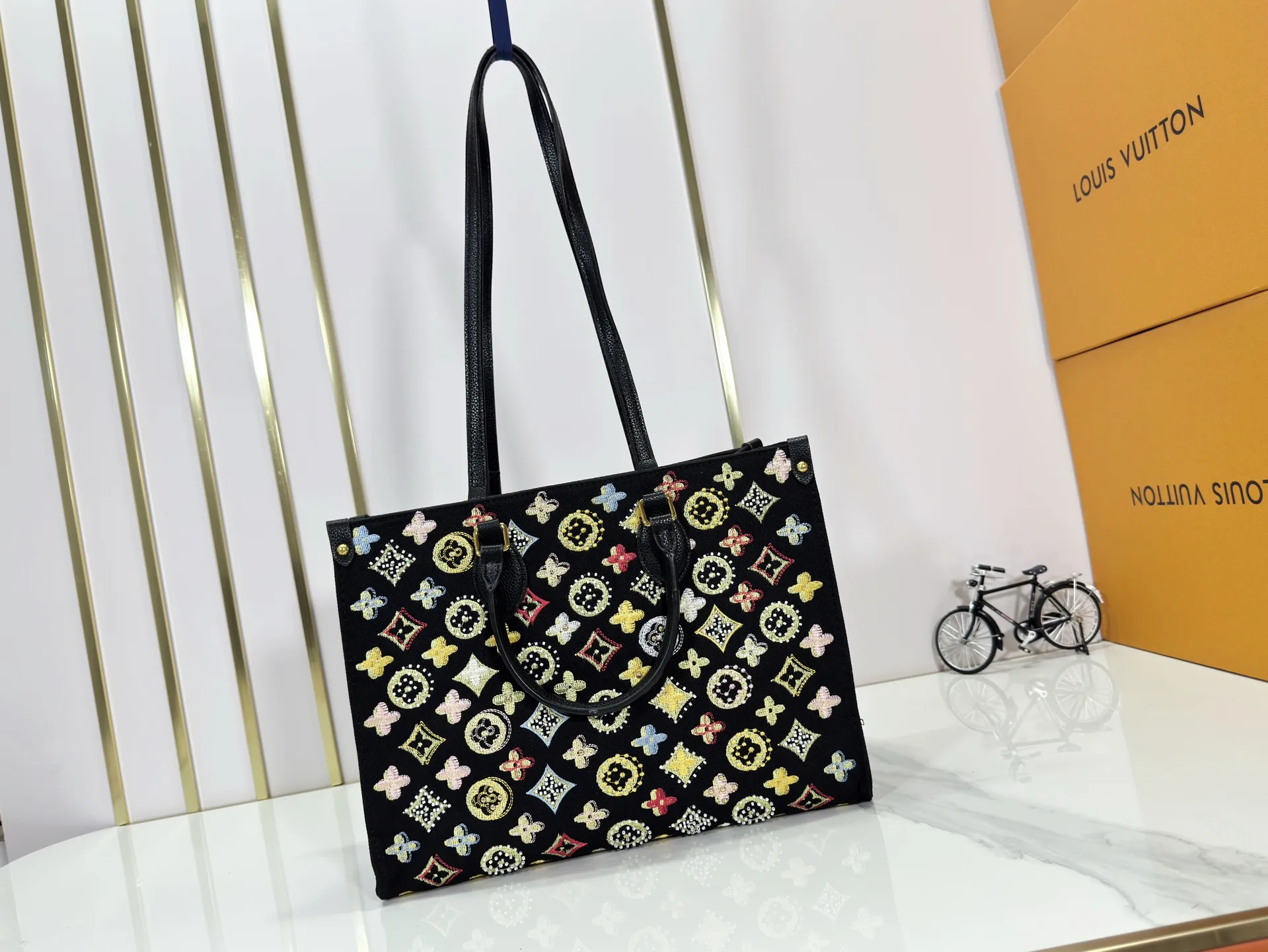 P340 Upgraded original version 🔥New embroidery🔥M45039 M45321 M44571 This Onthego medium handbag is decorated with classic Monogram canvas and Monogram Reverse canvas on both sides, showing different styles at will. Toron's dual handles and shoulder strap allow for a variety of carrying options. Dimensions: 34.0 x 26.0 x 13.0 cm (length x height x width)
