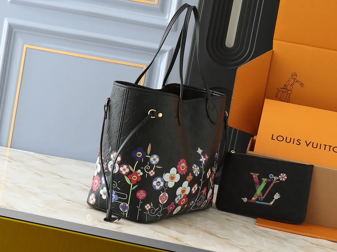 💰220💰Upgraded from the original M13675 M13271 M40995. This Neverfull medium handbag is from the Louis Vuitton Cowhide leather outlines the upper edge, handles and side straps, while the fabric lining incorporates colorful stripes. An interior zip pocket and a removable storage bag complete the functional design. Dimensions: 31.0 x 28.0 x 14.0 cm (length x height x width)