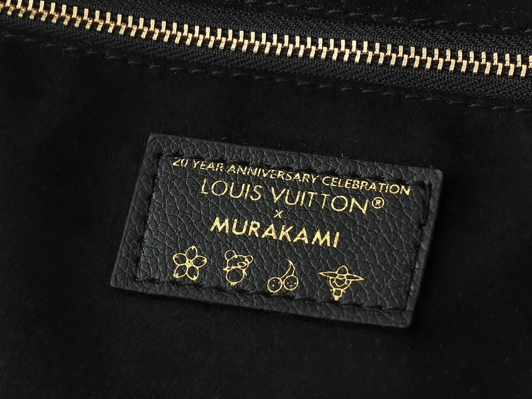 💰220💰Upgraded from the original M13675 M13271 M40995. This Neverfull medium handbag is from the Louis Vuitton Cowhide leather outlines the upper edge, handles and side straps, while the fabric lining incorporates colorful stripes. An interior zip pocket and a removable storage bag complete the functional design. Dimensions: 31.0 x 28.0 x 14.0 cm (length x height x width)