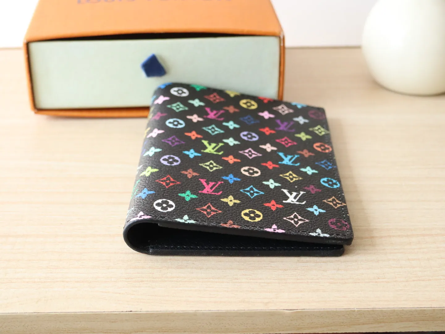 13414 Tricolor Passport🌟 P86 Top Original LV x TM Passport Case M13414 Black Color (White Color Black Color-Takashi Murakami) This passport cover is lined with coated canvas and cow leather, and the Monogram pattern is updated with the rainbow tones of artist Takashi Murakami, which expresses the smart style of the Louis Vuitton x Murakami collaboration series. Card compartments and multiple pockets add functional details. Dimensions: 14 x 2.5 x 10 cm