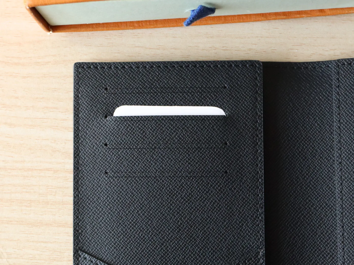 13414 Tricolor Passport🌟 P86 Top Original LV x TM Passport Case M13414 Black Color (White Color Black Color-Takashi Murakami) This passport cover is lined with coated canvas and cow leather, and the Monogram pattern is updated with the rainbow tones of artist Takashi Murakami, which expresses the smart style of the Louis Vuitton x Murakami collaboration series. Card compartments and multiple pockets add functional details. Dimensions: 14 x 2.5 x 10 cm