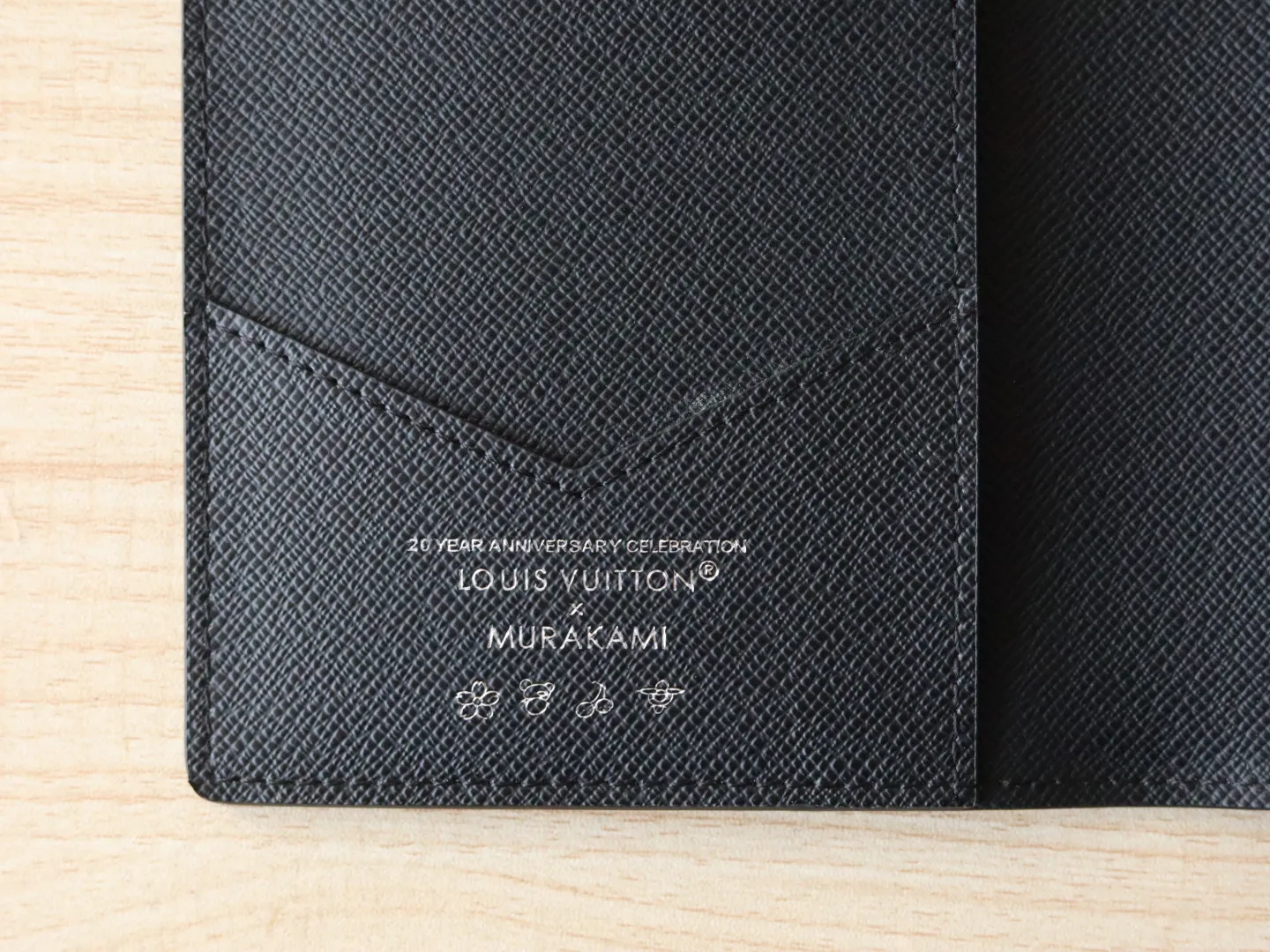 13414 Tricolor Passport🌟 P86 Top Original LV x TM Passport Case M13414 Black Color (White Color Black Color-Takashi Murakami) This passport cover is lined with coated canvas and cow leather, and the Monogram pattern is updated with the rainbow tones of artist Takashi Murakami, which expresses the smart style of the Louis Vuitton x Murakami collaboration series. Card compartments and multiple pockets add functional details. Dimensions: 14 x 2.5 x 10 cm