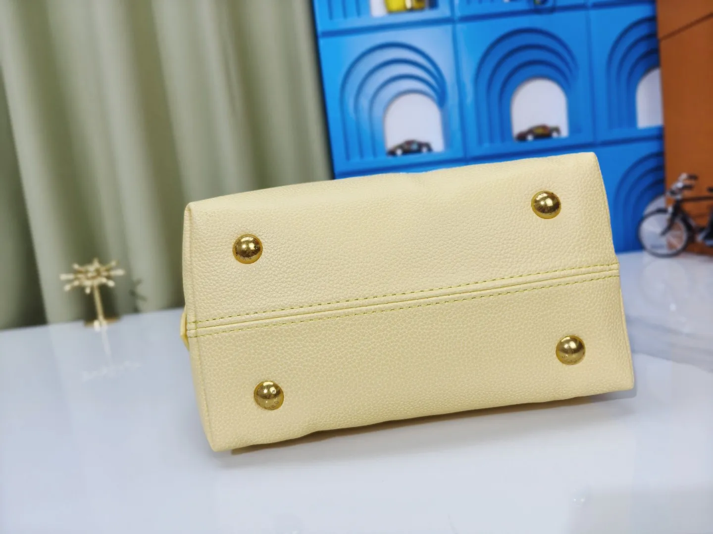 P large 280 💰 small 260 💰 Upgraded original (imitation original) m24988 m24974 m24856 m25022 m25352 m125353m25354 This lowkey hobo handbag is made of smooth cow leather with a surface cow leather lining. It can accommodate short wallets, large smartphones, keys and other small items. The shoulder strap is adjustable with a padlock buckle, and the removable monogram canvas zippered interior pocket provides neat storage. Size: large 31.0x35.0x18.0 cm (length x height x width), small 24.0x28.0x16.0 cm (length x height x width)