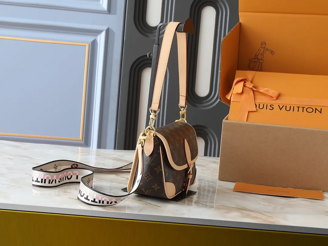 💰220💰Upgraded original M46583 M46584 M46386 M46388 M45985 all-leather baguette series new Diane handbag Diane satchel is made of Monogram Empreinte, made of the brand's iconic embossed leather. This versatile bag comes with a removable leather shoulder strap that can be worn on the shoulder or by hand, as well as a wide removable full leather crossbody bag with 'Louis Vuitton' printed strap. This versatile bag can be styled in chic or sporty fashion to match the overall style or mood. Dimensions: 25.0 × 9.0 × 15.0 cm
