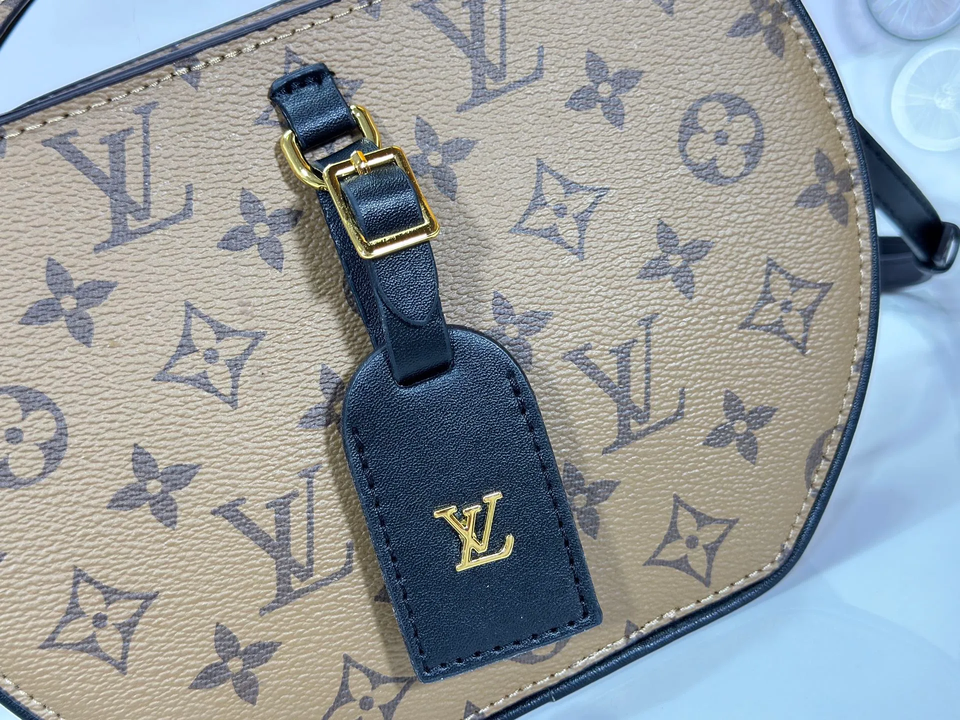 P240 Upgraded original M47117 old flower yellow flower This AROUND ME handbag, this Around Me handbag is made of Monogram coated canvas, interpreting the inspiration of the brand's LV Circle logo. The logo was created in the 1920s and is active in Louis Vuitton stores and advertising. This sleek handbag debuts on the 2024 spring and summer show, with an integrated handle creating a simple and elegant appearance. Exquisite configuration releases trendy style. 22.5×21×7cm