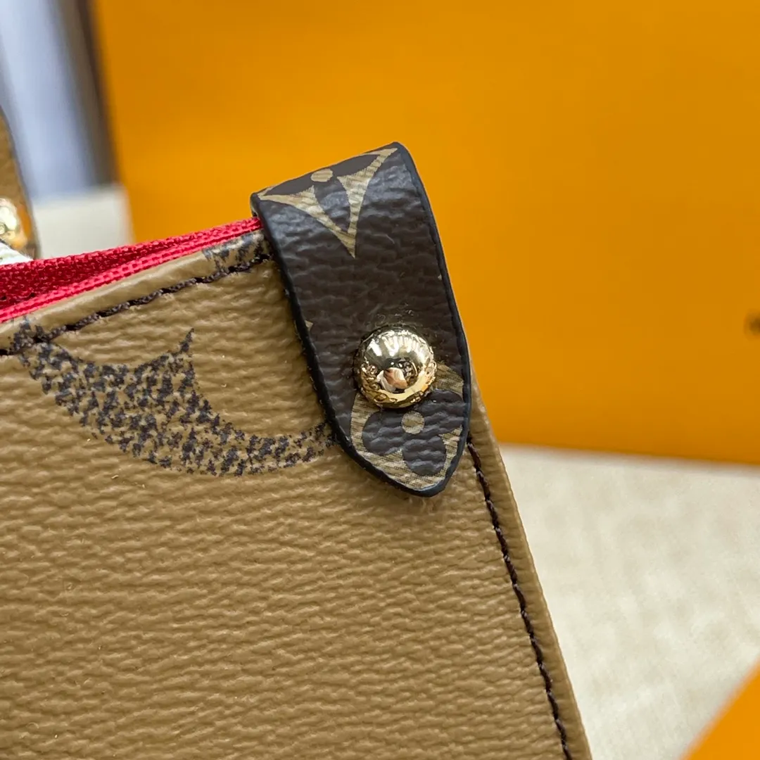 [Upgraded version] P480🐶M46373🐶Upgraded version. Real gold hardware. Comes with a full set of packaging❣️ONTHEGO small handbag This OnTheGo small handbag is made of Monogram and Monogram Reverse canvas, with the Monogram Giant pattern embellished on it. The Toron handle and the jacquard textured shoulder strap decorated with the brand's logo create a visual contrast, and the detachable coin bag is suitable for storing change or small items. It combines fashionable charm with various functions, making it a good daily companion. Dimensions: 25 x 19 x 11.5 cm