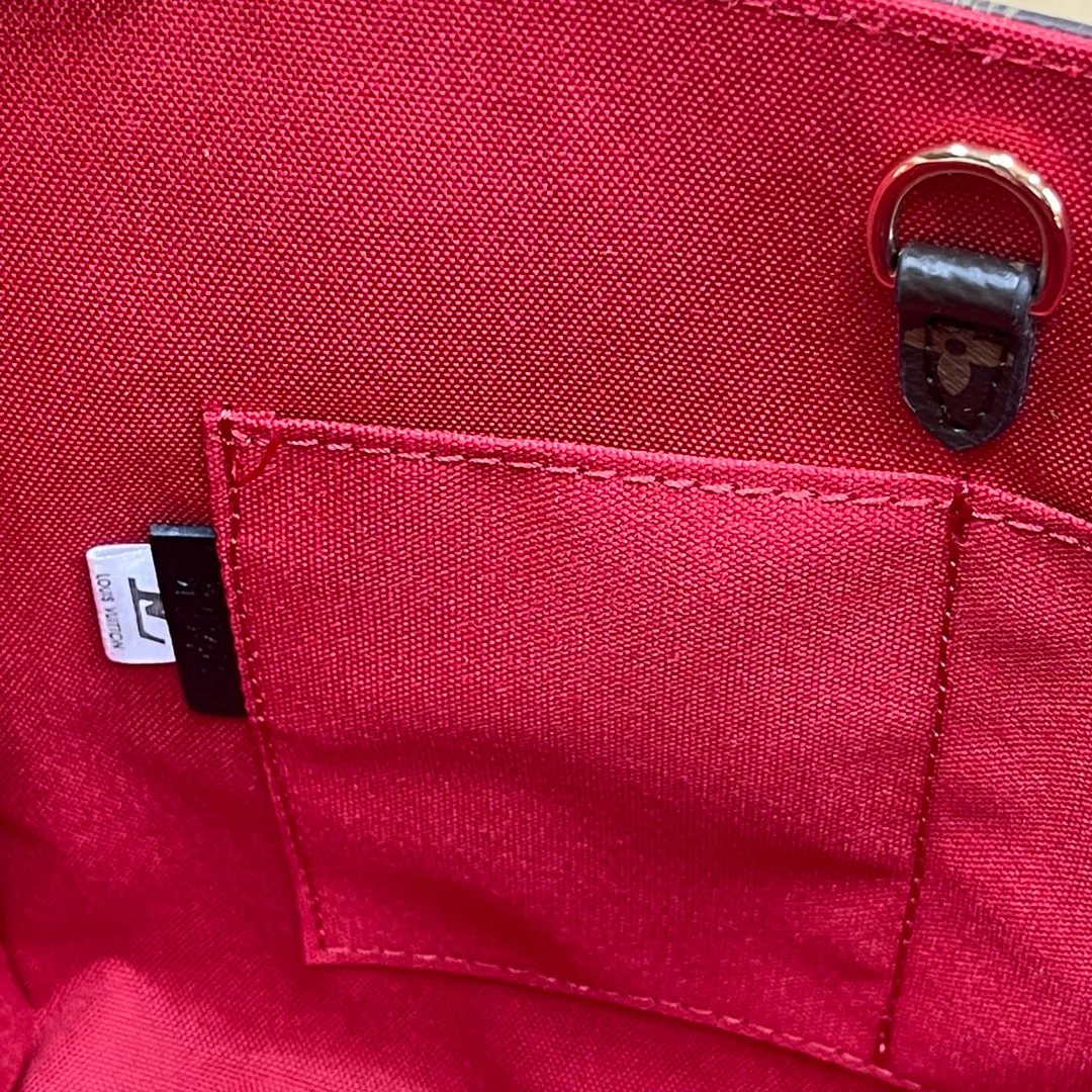 [Upgraded version] P480🐶M46373🐶Upgraded version. Real gold hardware. Comes with a full set of packaging❣️ONTHEGO small handbag This OnTheGo small handbag is made of Monogram and Monogram Reverse canvas, with the Monogram Giant pattern embellished on it. The Toron handle and the jacquard textured shoulder strap decorated with the brand's logo create a visual contrast, and the detachable coin bag is suitable for storing change or small items. It combines fashionable charm with various functions, making it a good daily companion. Dimensions: 25 x 19 x 11.5 cm