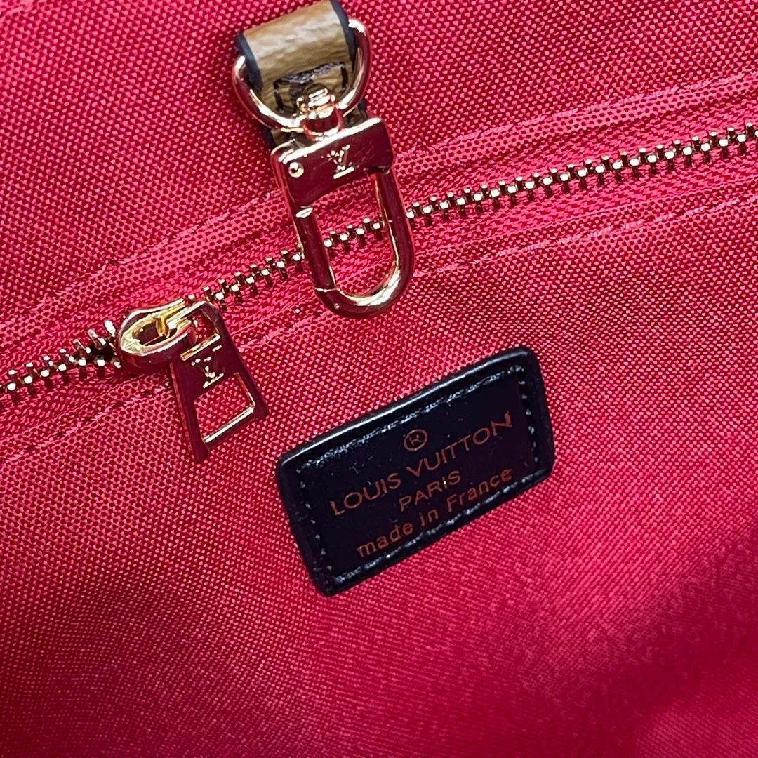[Upgraded version] P480🐶M46373🐶Upgraded version. Real gold hardware. Comes with a full set of packaging❣️ONTHEGO small handbag This OnTheGo small handbag is made of Monogram and Monogram Reverse canvas, with the Monogram Giant pattern embellished on it. The Toron handle and the jacquard textured shoulder strap decorated with the brand's logo create a visual contrast, and the detachable coin bag is suitable for storing change or small items. It combines fashionable charm with various functions, making it a good daily companion. Dimensions: 25 x 19 x 11.5 cm