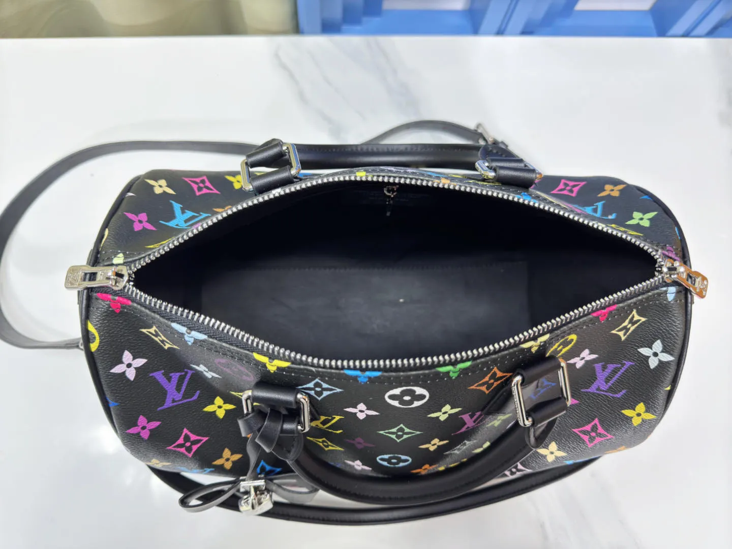 P300 Upgraded original version M13805 M13257 M40391 LV Murakami Takashi co-branded NANOSPEEDY handbag This Nano Speedy handbag combines Monogram canvas and cow leather trim printing, with 33 colorful interpretations of white, black and white. It has been launched in twelve sections and is very popular around the world and is loved by celebrities. 30.0 x 21.0 x 17.0 cm