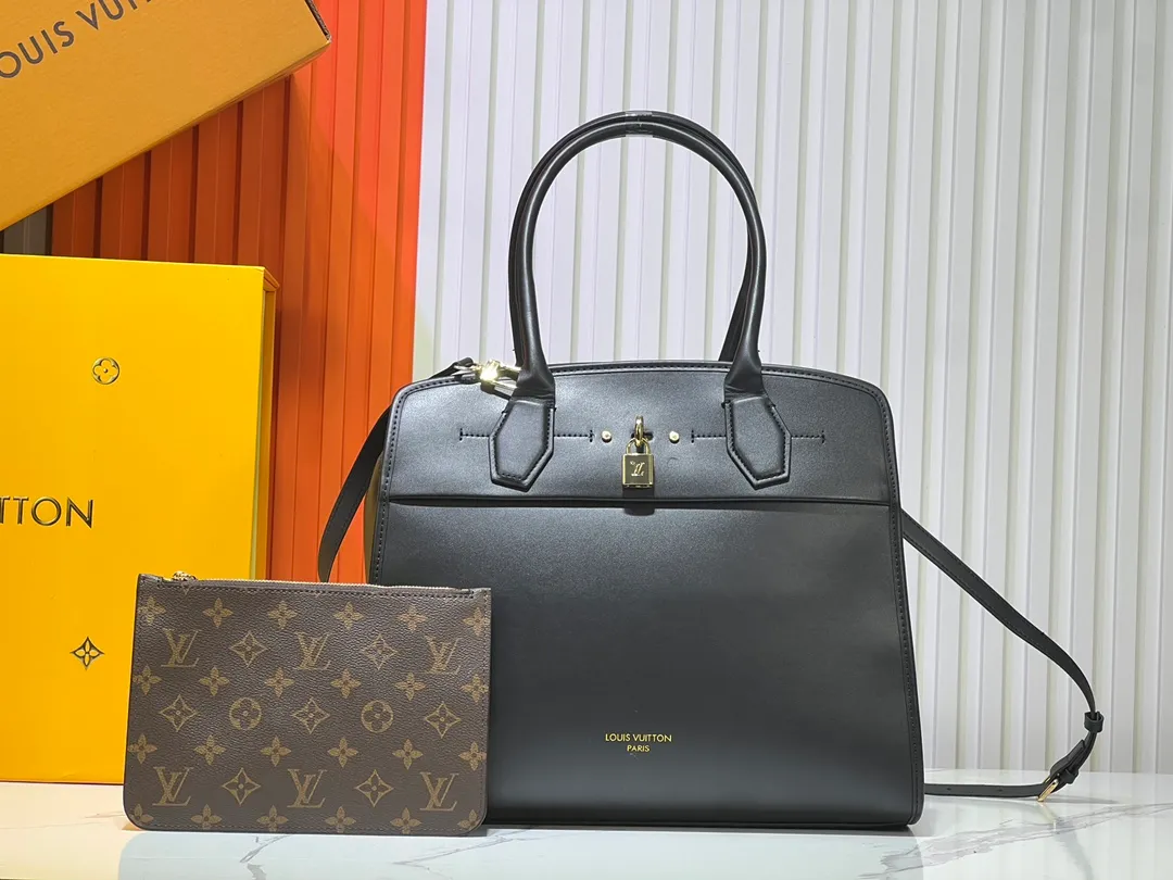 Batch 340💰M12005 M12556 M12337 This City Steamer medium handbag draws inspiration from the design of luggage built for cruise ships in 1901, making its eye-catching appearance at the 2024 autumn and winter ready-to-wear show. Grained Millesime leather and shearling leather trims add seasonal flair, an embossed padlock and hot-stamped LV Circle logo add a modern twist, and a removable Monogram storage bag makes it easy to store valuables. Size: 35x42x21cm